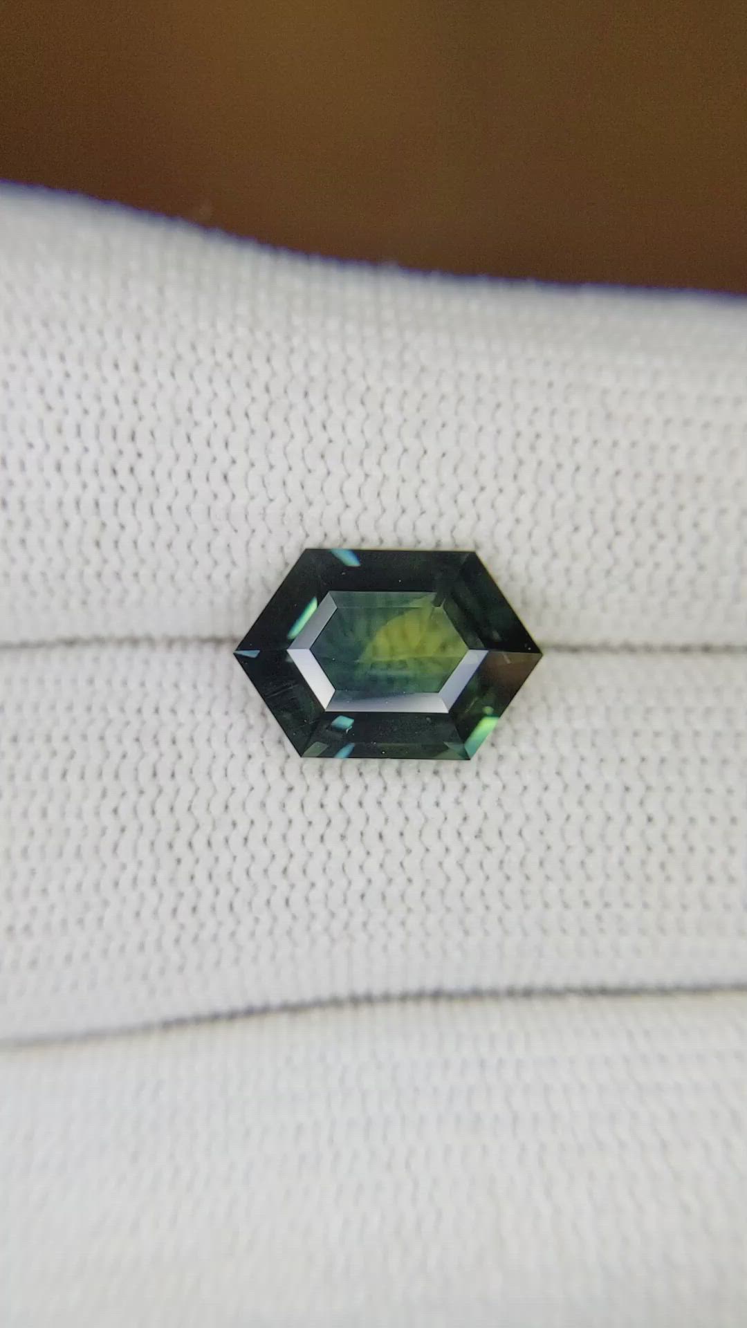 3.86 Ct. Bi Color Sapphire from Ceylon (Sri Lanka) Size Video