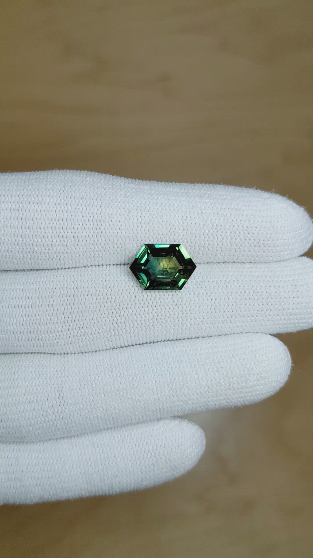 3.86 Ct. Bi Color Sapphire from Ceylon (Sri Lanka) Size Video