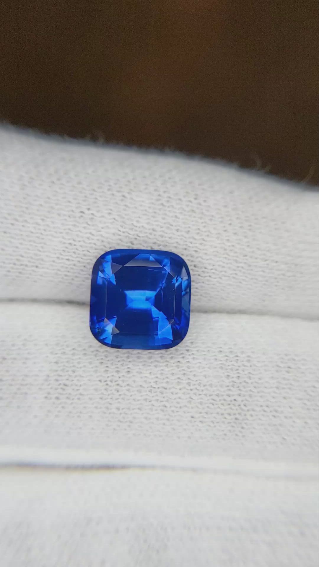 4.96 Ct. Blue Sapphire from Ceylon (Sri Lanka) Size Video