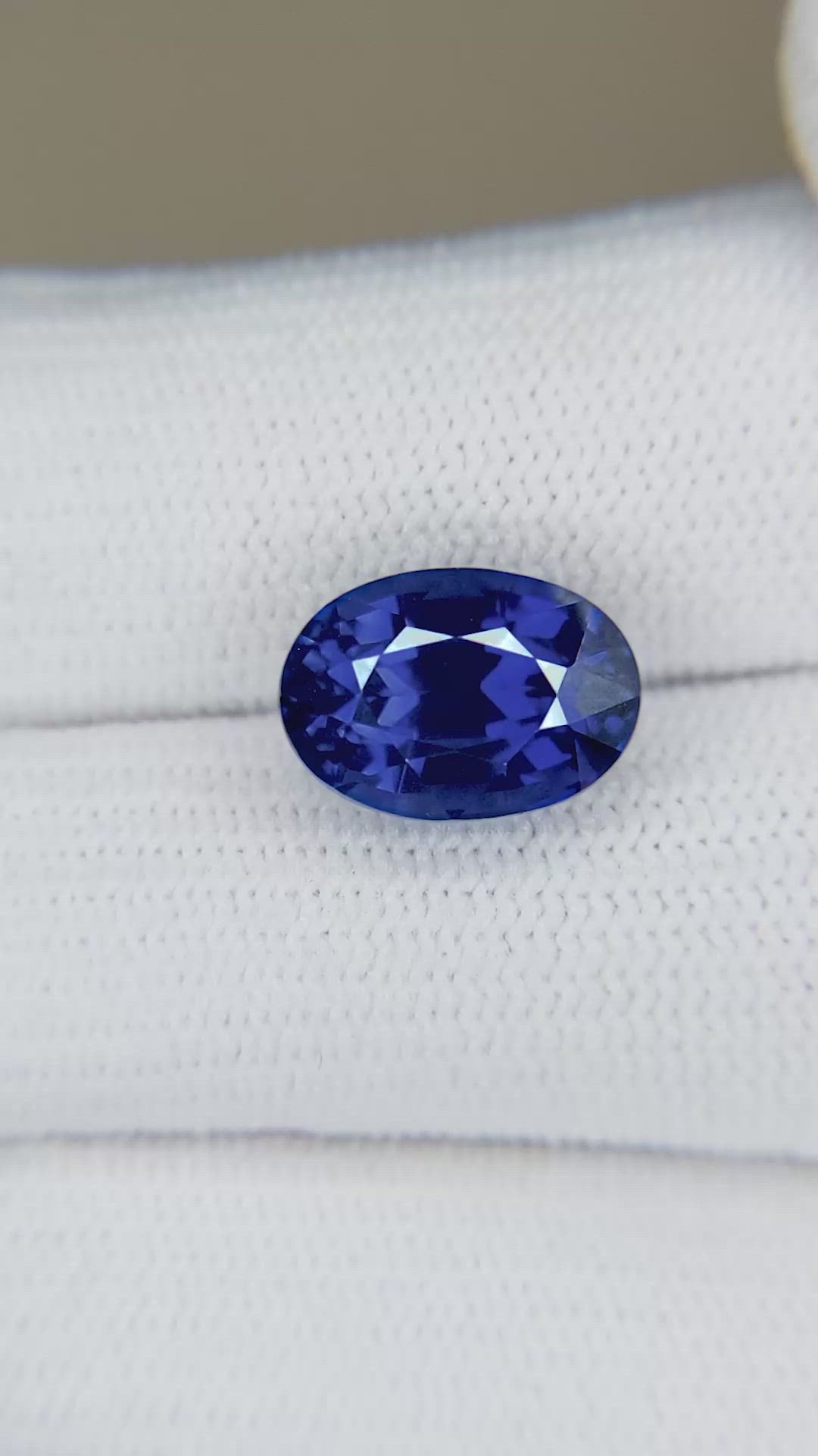 5.61 Ct. Blue Sapphire from Ceylon (Sri Lanka) Size Video
