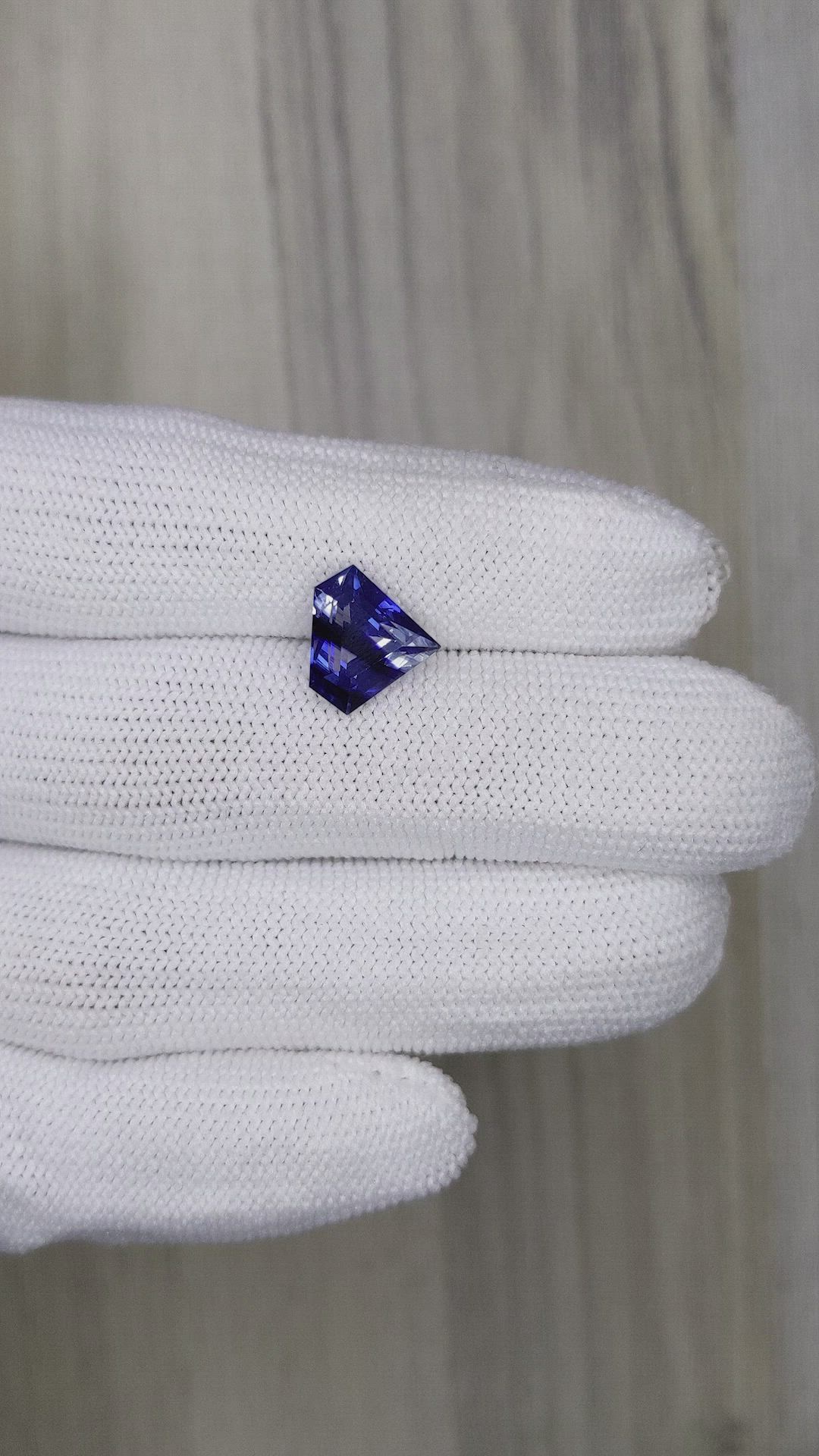 3.50 Ct. Bi Color Sapphire from Ceylon (Sri Lanka) Size Video