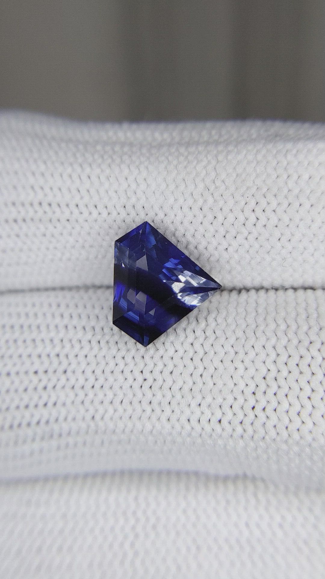 3.50 Ct. Bi Color Sapphire from Ceylon (Sri Lanka) Size Video