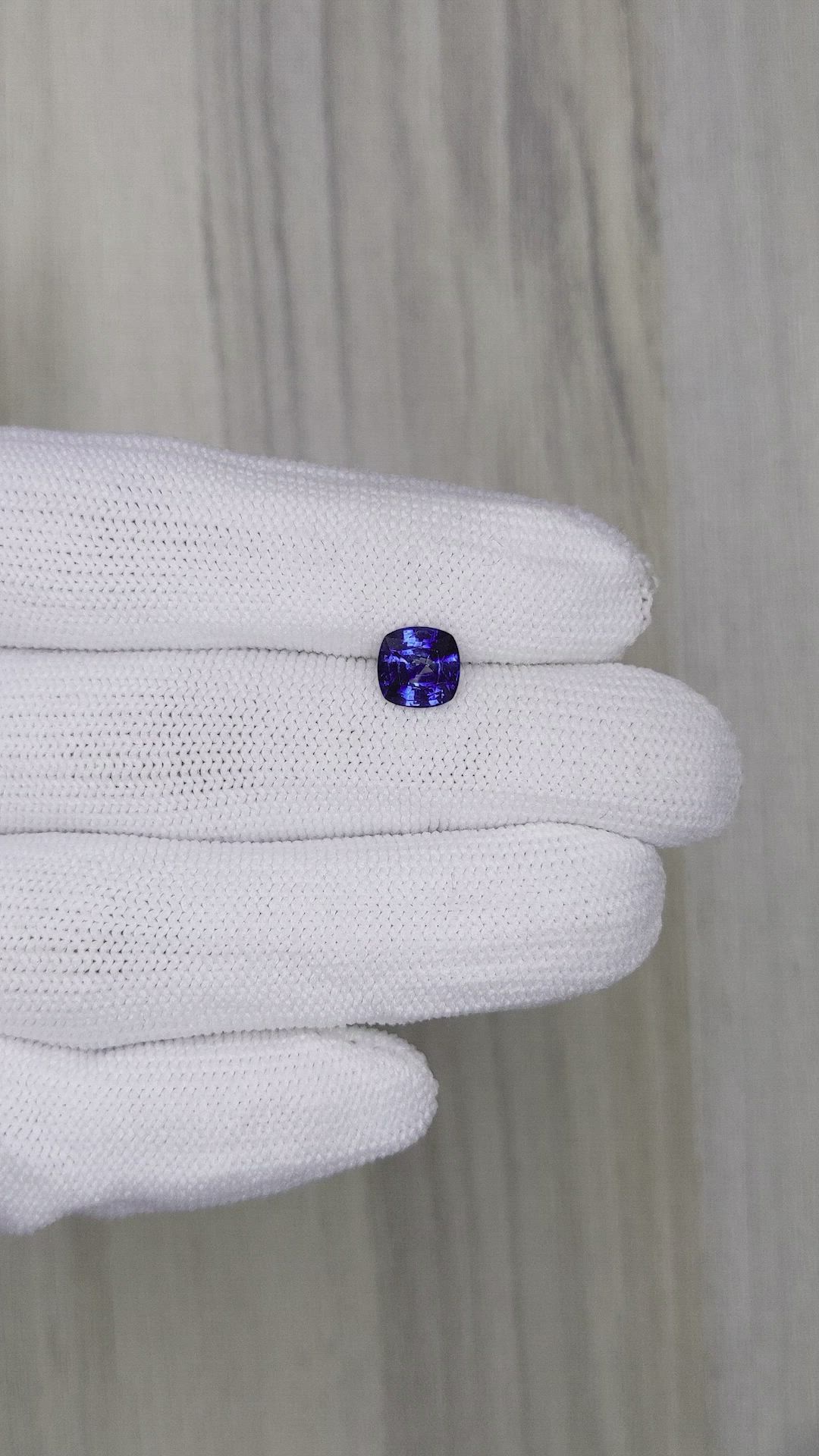 1.65 Ct. Bi Color Sapphire from Ceylon (Sri Lanka) Size Video
