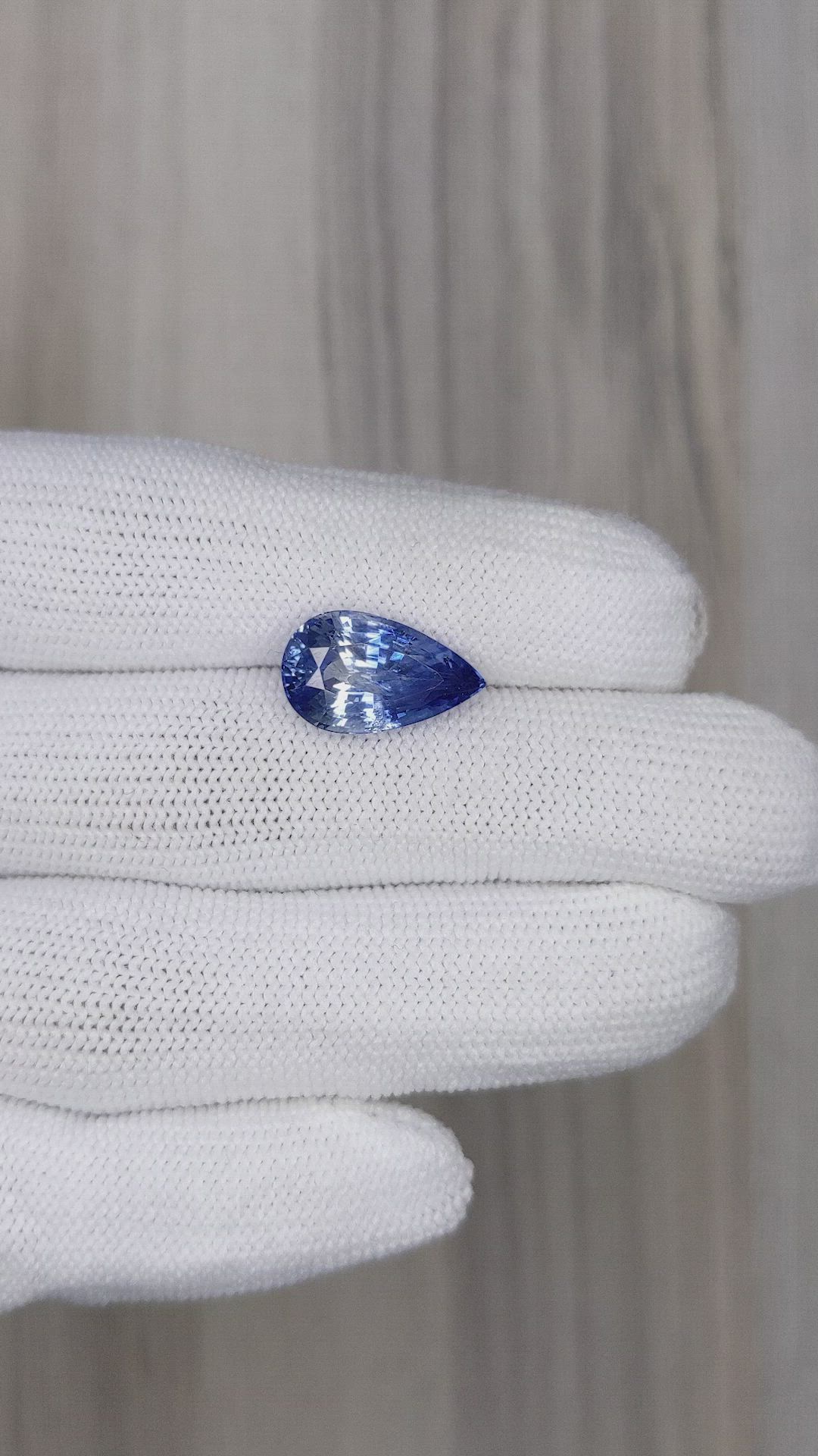 6.75 Ct. Bi Color Sapphire from Ceylon (Sri Lanka) Size Video
