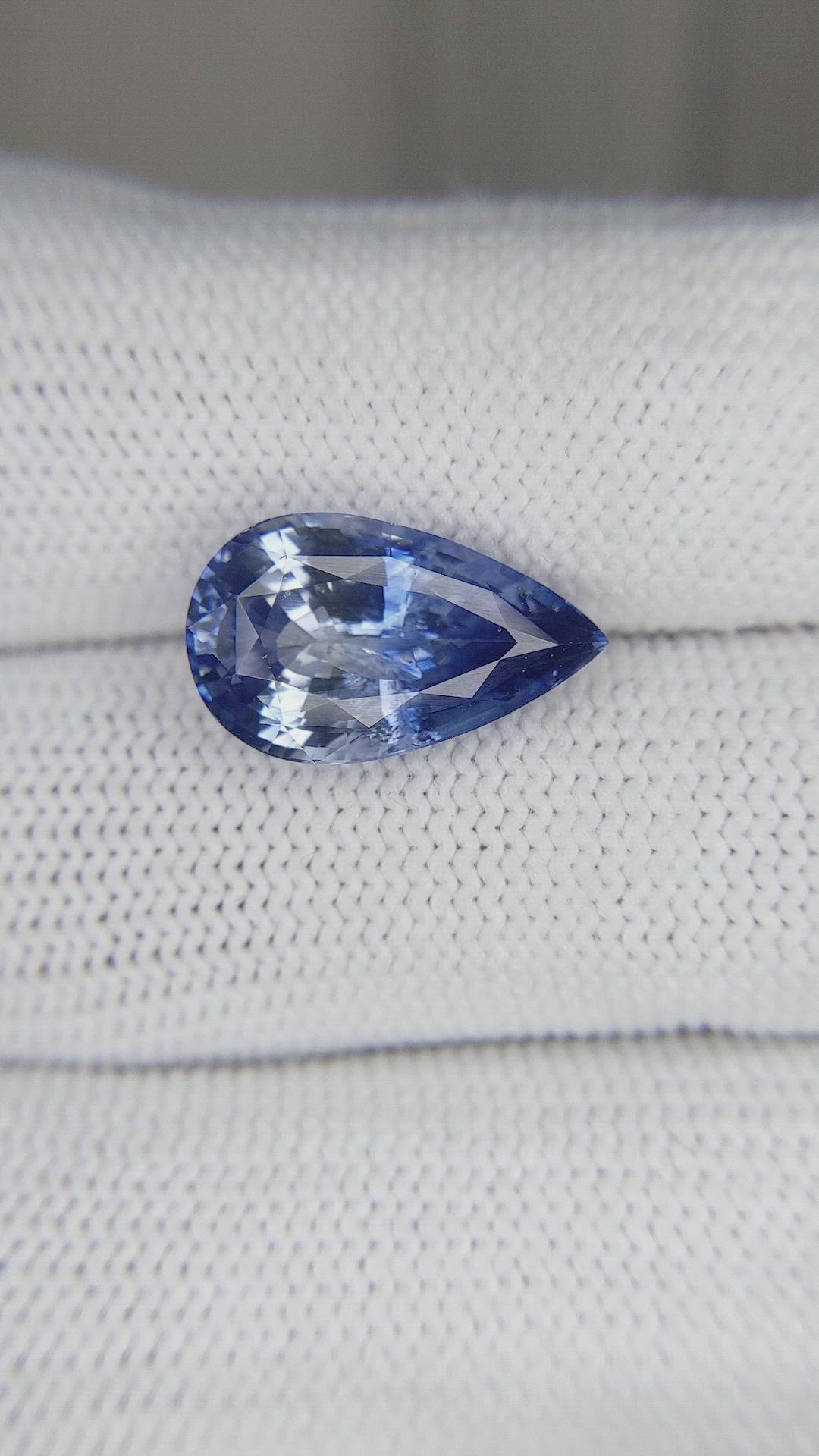 6.75 Ct. Bi Color Sapphire from Ceylon (Sri Lanka) Size Video