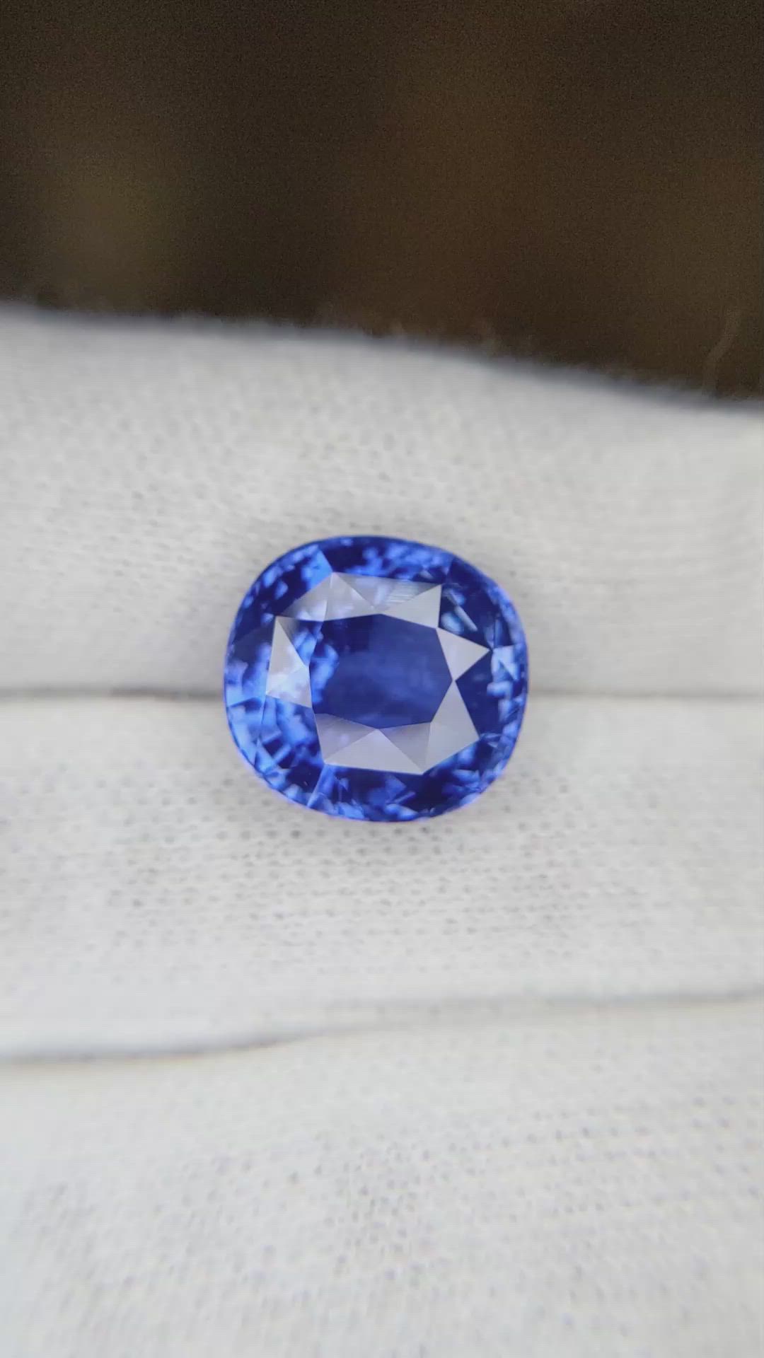 9.64 Ct. Blue Sapphire from Ceylon (Sri Lanka) Size Video