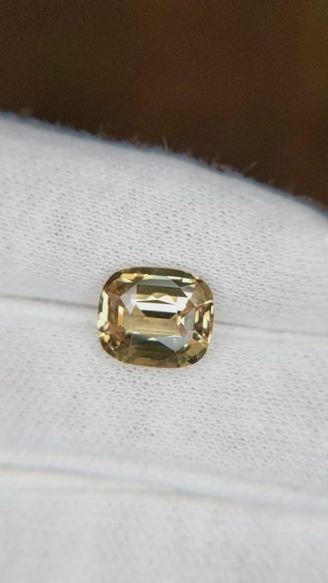 4.20 Ct. Yellow Sapphire from Ceylon (Sri Lanka) Size Video