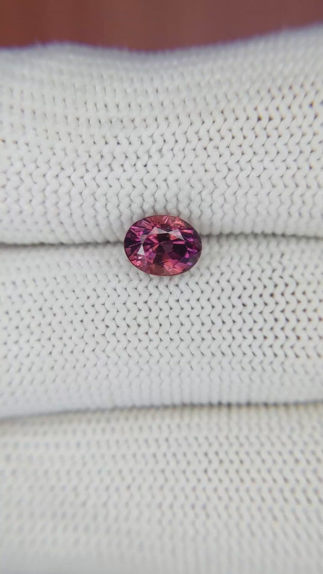 1.52 Ct. Bi Color Sapphire from Ceylon (Sri Lanka) Size Video
