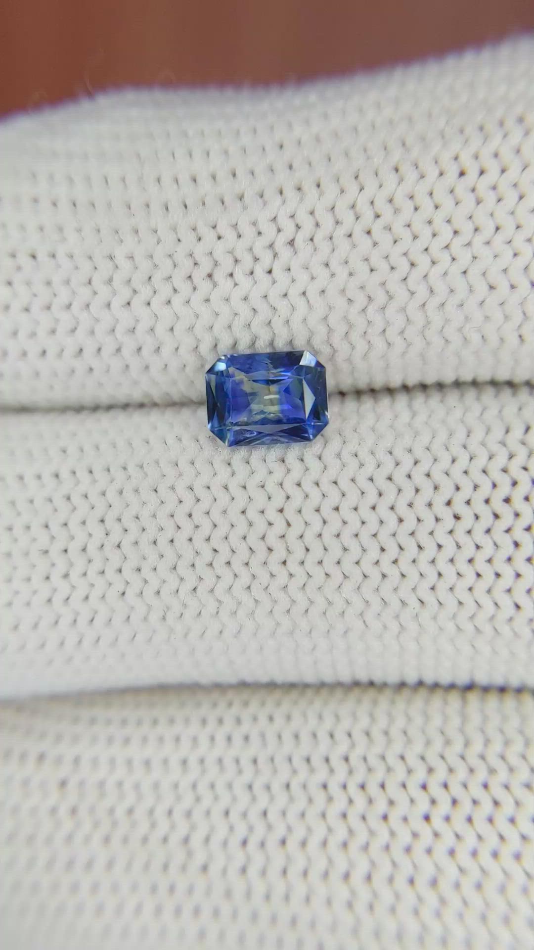 0.87 Ct. Bi Color Sapphire from Ceylon (Sri Lanka) Size Video