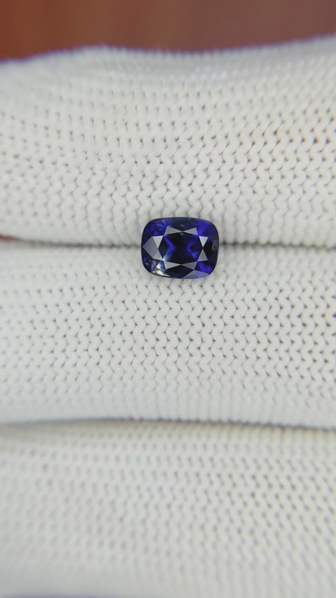 1.54 Ct. Bi Color Sapphire from Ceylon (Sri Lanka) Size Video