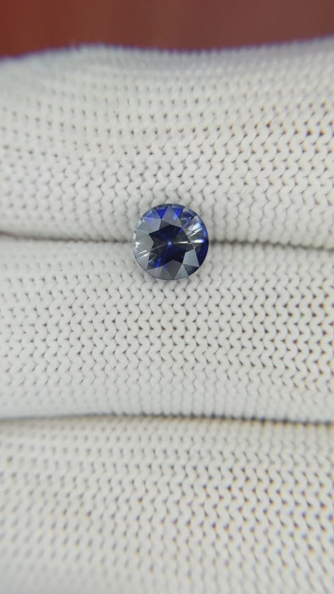 1.61 Ct. Bi Color Sapphire from Ceylon (Sri Lanka) Size Video