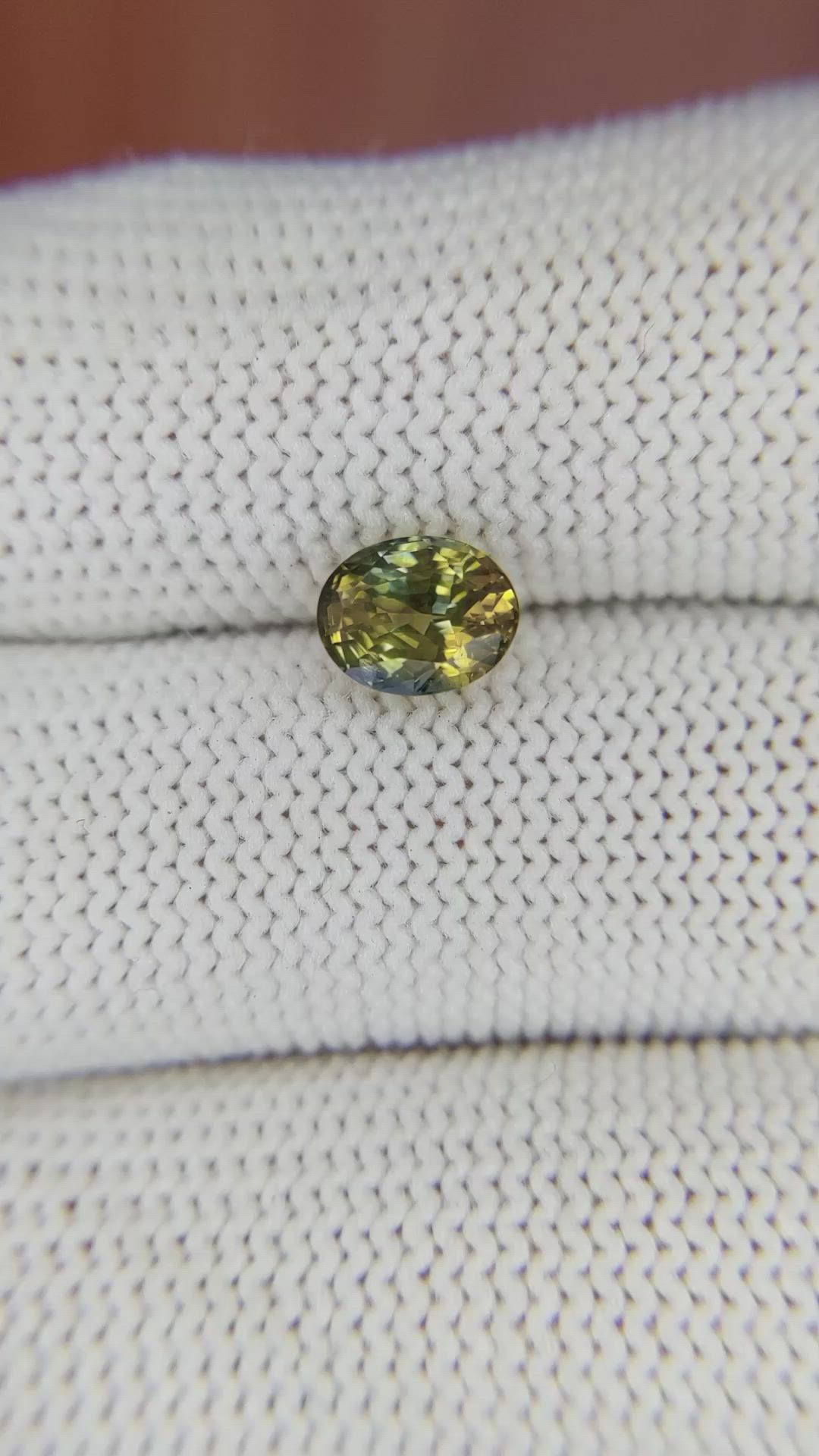 1.71 Ct. Bi Color Sapphire from Ceylon (Sri Lanka) Size Video