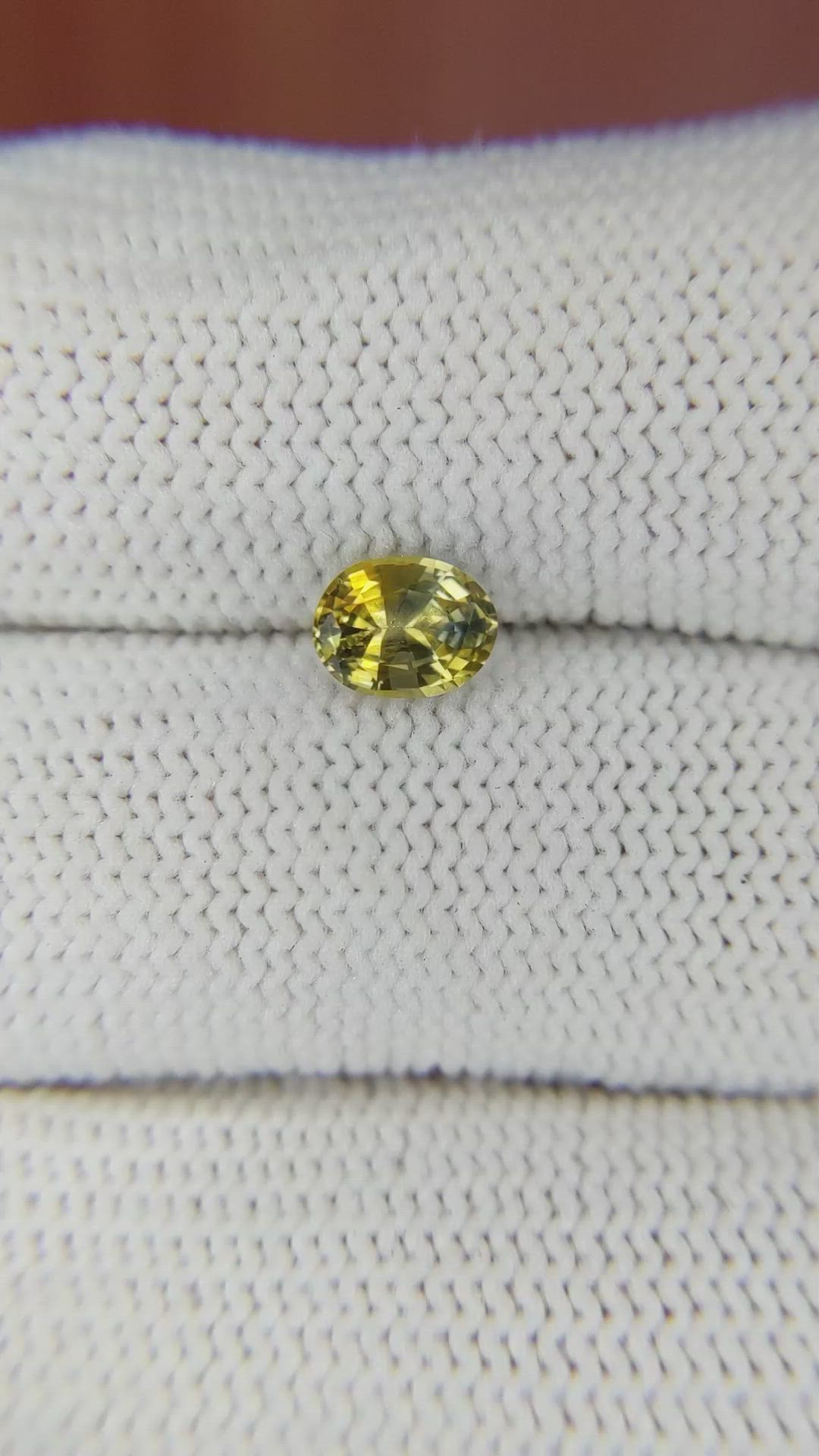 0.85 Ct. Bi Color Sapphire from Ceylon (Sri Lanka) Size Video
