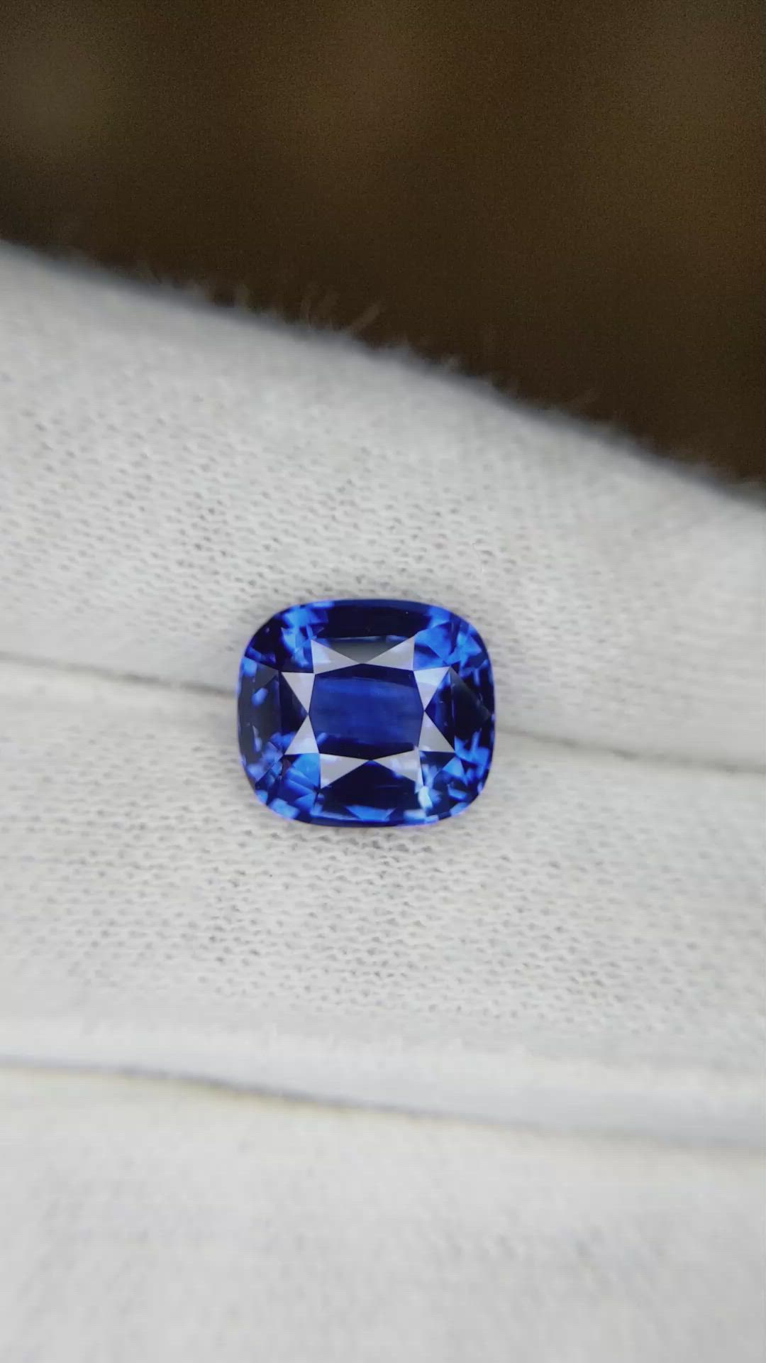 5.04 Ct. Blue Sapphire from Ceylon (Sri Lanka) Size Video