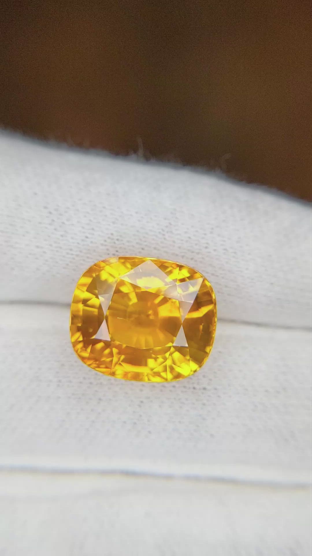 13.90 Ct. Yellowish Orange Sapphire from Ceylon (Sri Lanka) Size Video