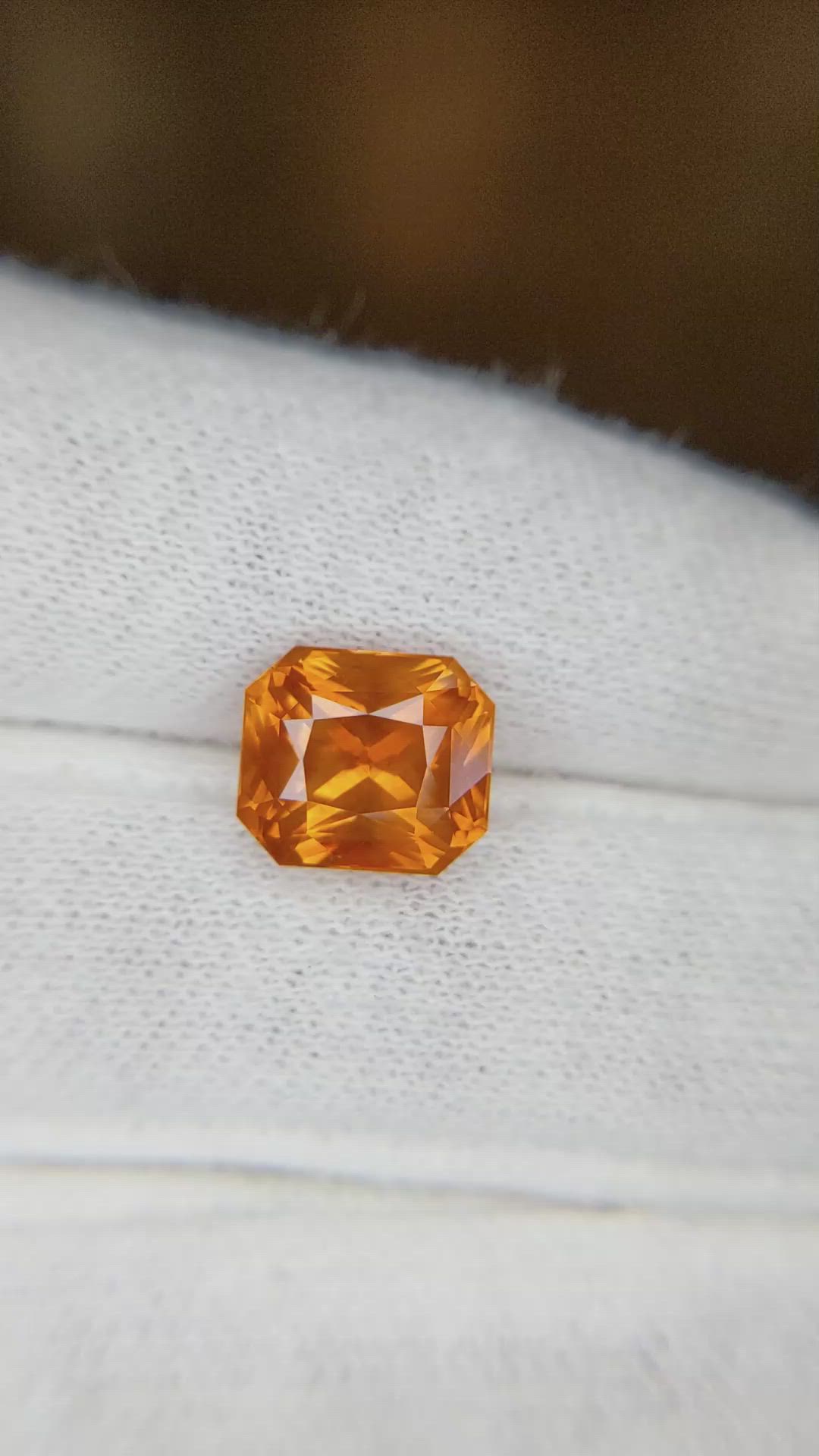 4.30 Ct. Orange Sapphire from Ceylon (Sri Lanka) Size Video
