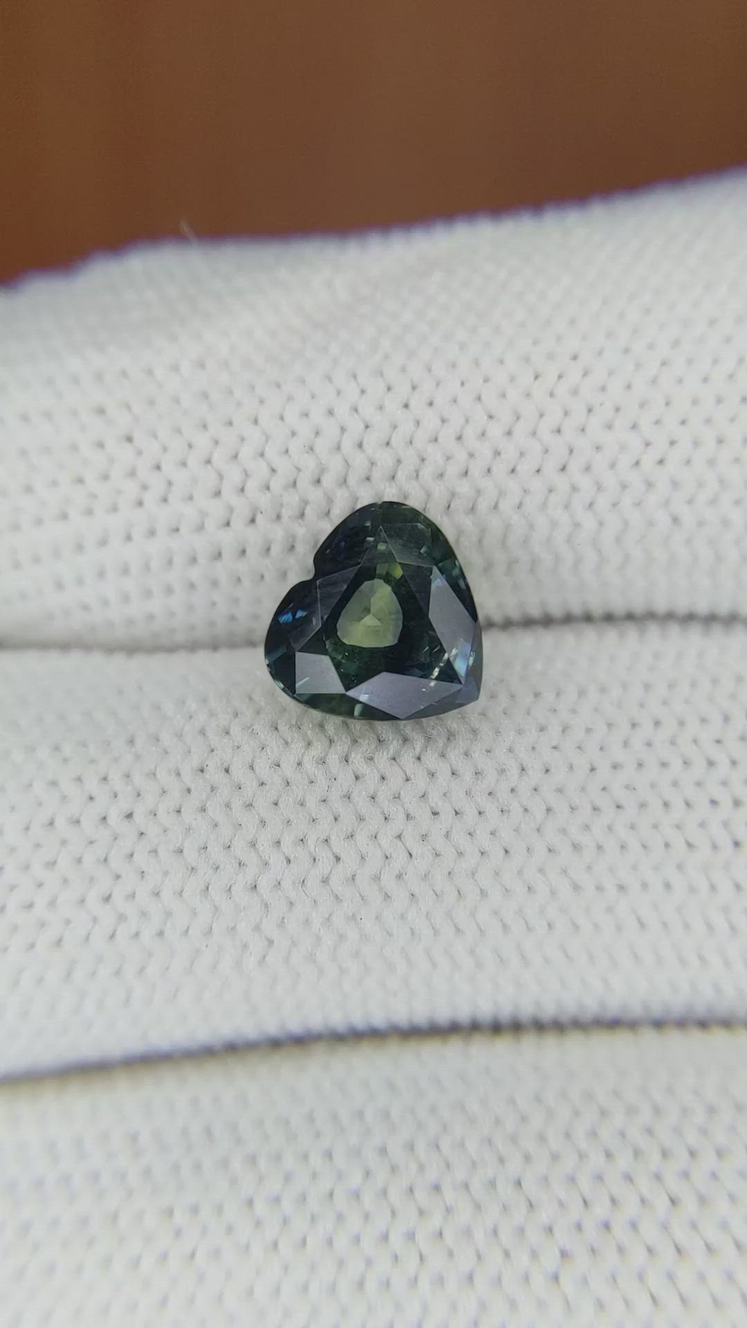 3.34 Ct. Bi Color Sapphire from Ceylon (Sri Lanka) Size Video
