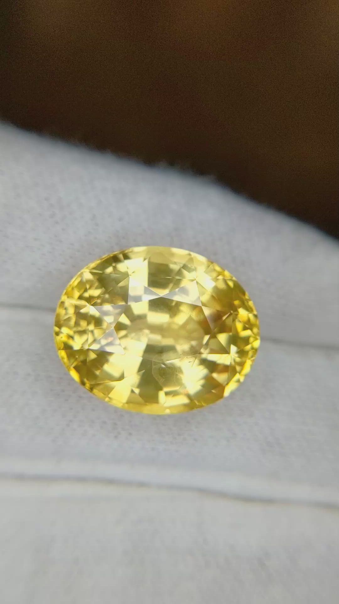 25.76 Ct. Yellow Sapphire from Ceylon (Sri Lanka) Size Video