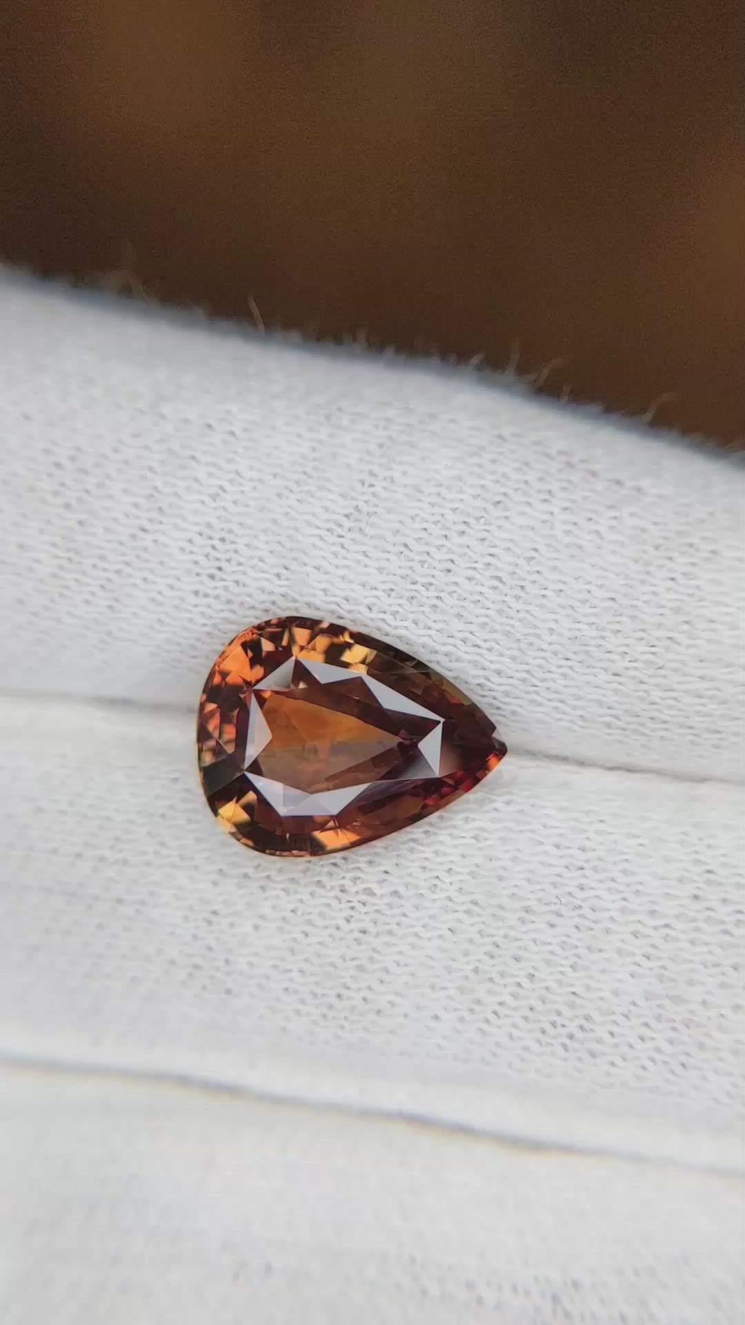 5.03 Ct. Bi Color Sapphire from Ceylon (Sri Lanka) Size Video