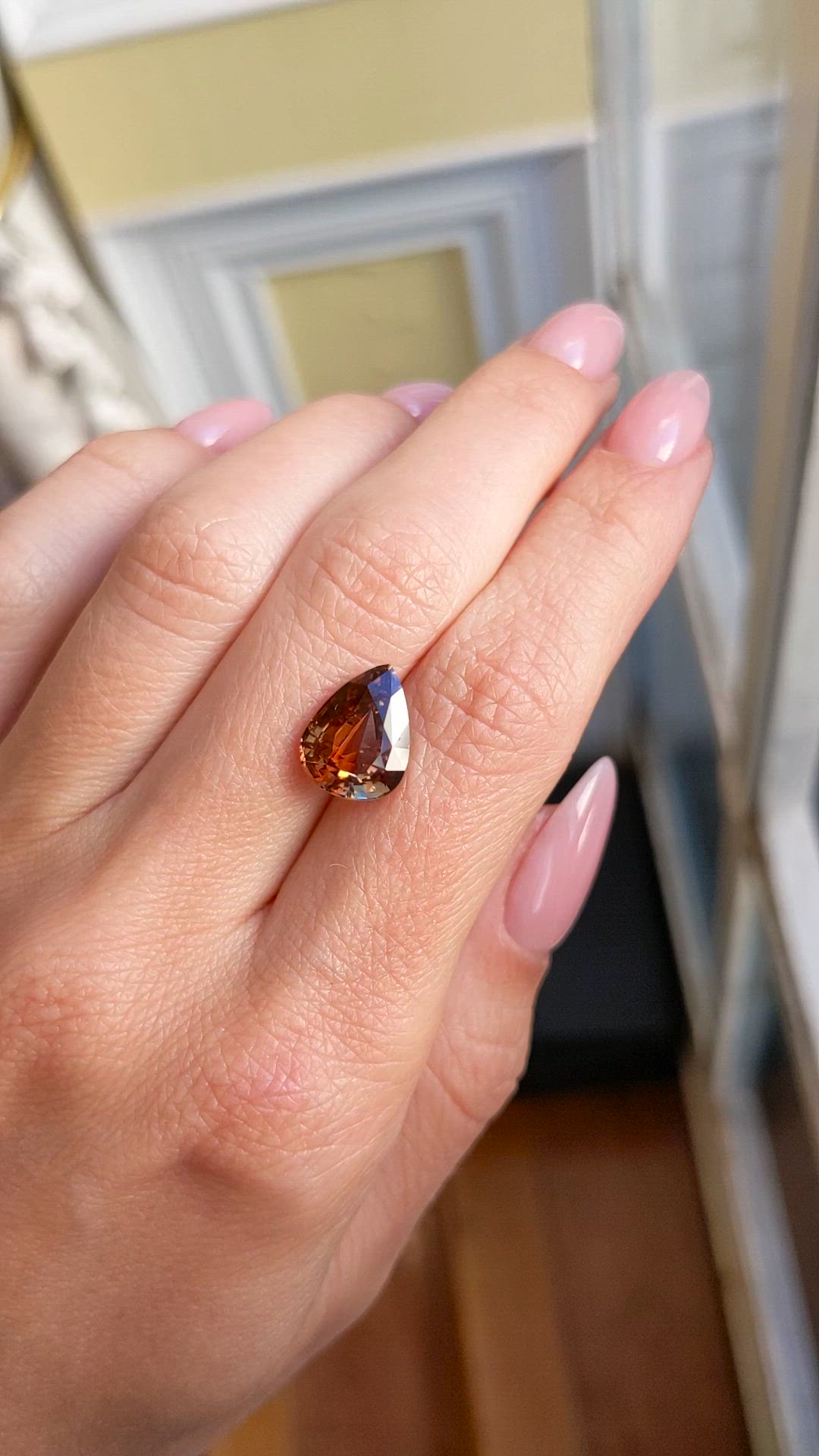 5.03 Ct. Bi Color Sapphire from Ceylon (Sri Lanka) Size Video