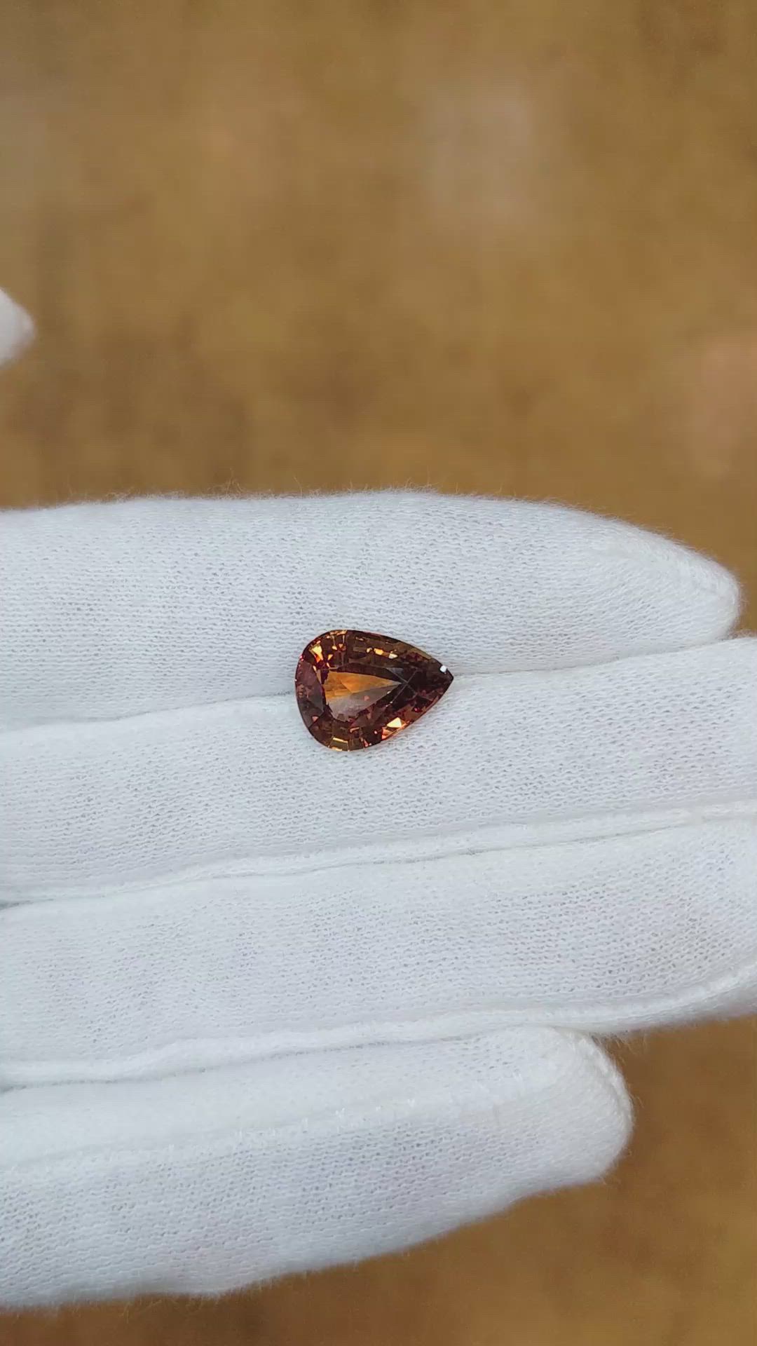 5.03 Ct. Bi Color Sapphire from Ceylon (Sri Lanka) Size Video