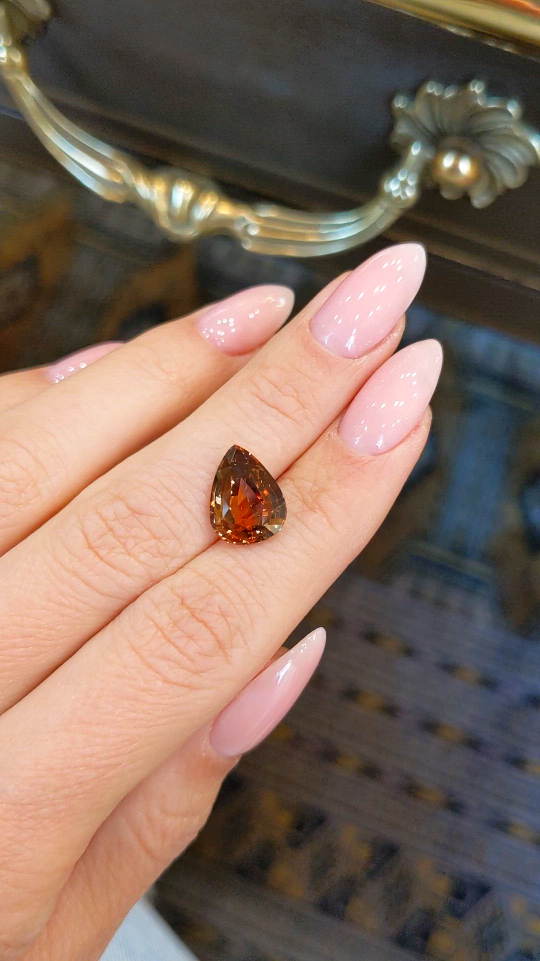 5.03 Ct. Bi Color Sapphire from Ceylon (Sri Lanka) Size Video