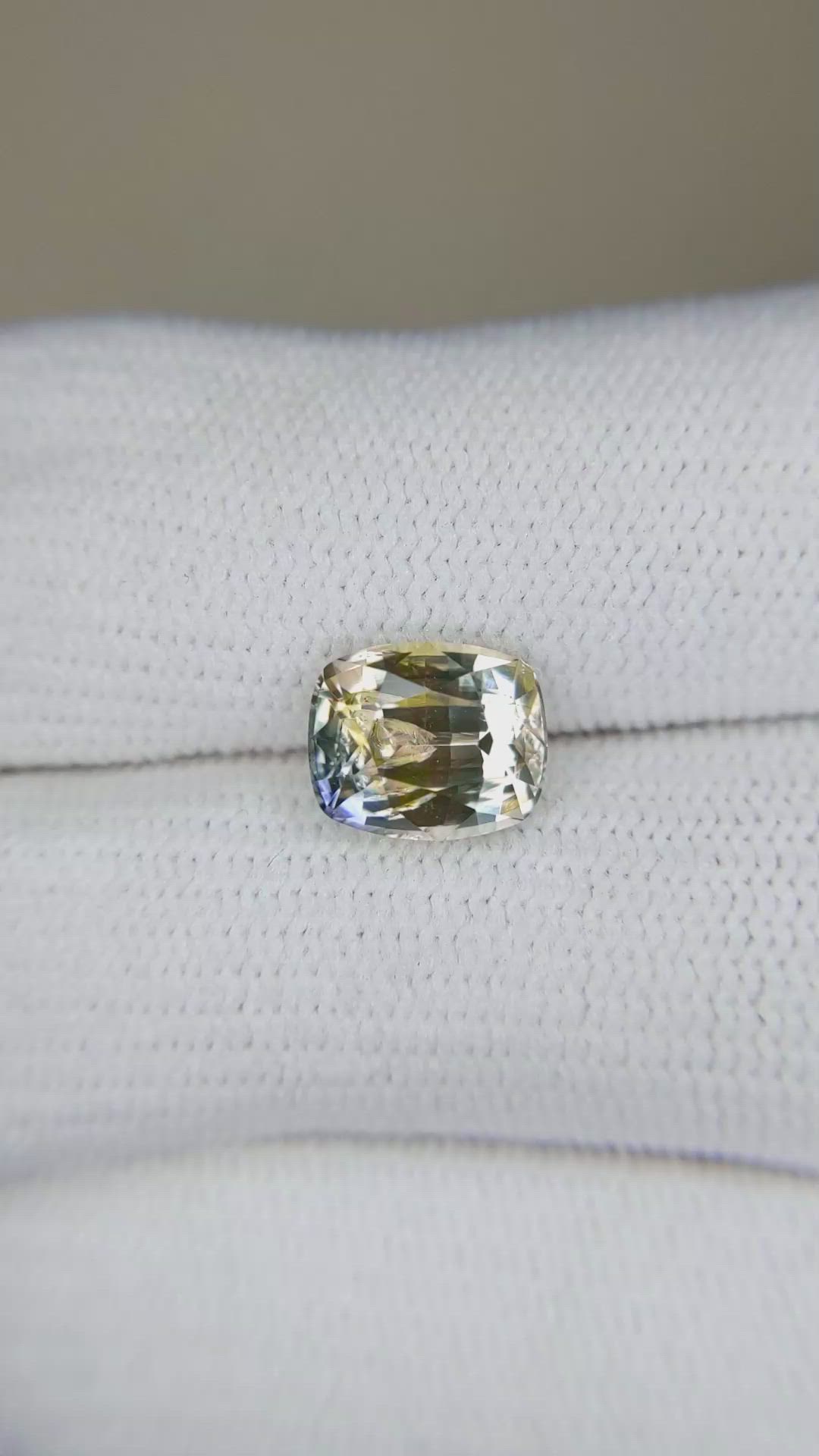 2.71 Ct. Bi Color Sapphire from Ceylon (Sri Lanka) Size Video