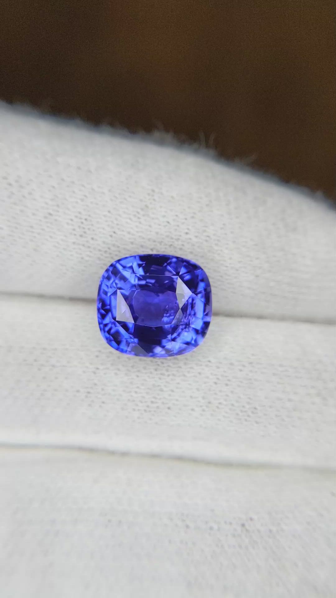 5.97 Ct. Blue Sapphire from Ceylon (Sri Lanka) Size Video