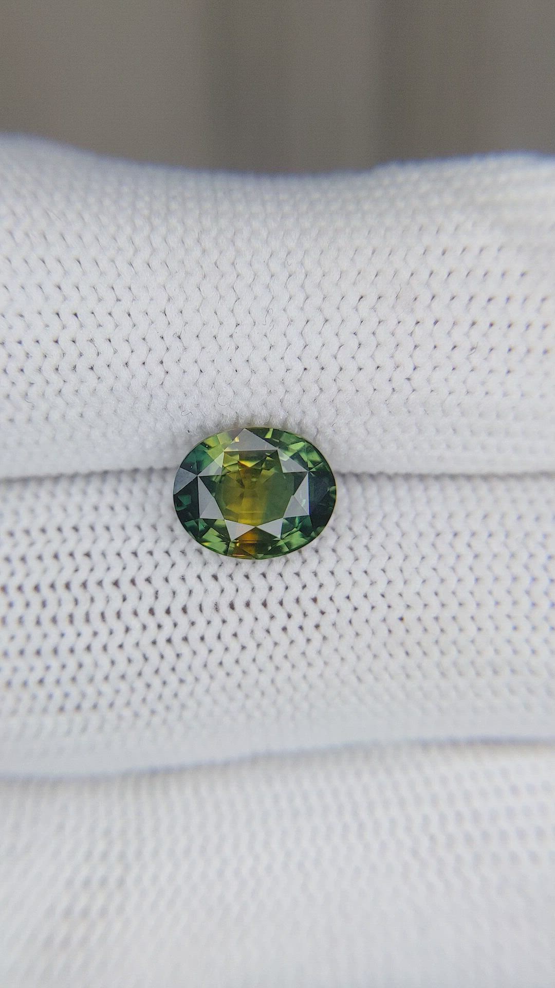 2.55 Ct. Bi Color Sapphire from Ceylon (Sri Lanka) Size Video