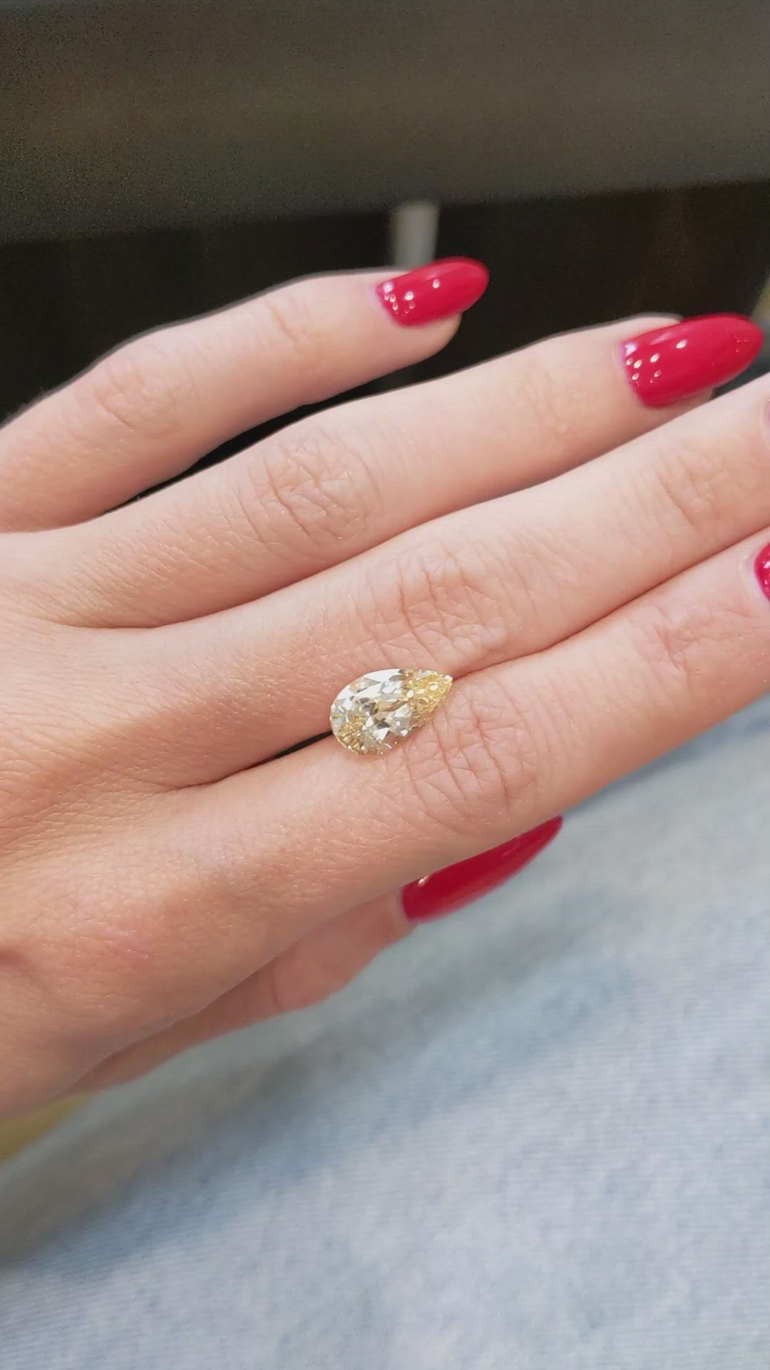 4.00 Ct. Yellow Sapphire from Ceylon (Sri Lanka) Size Video