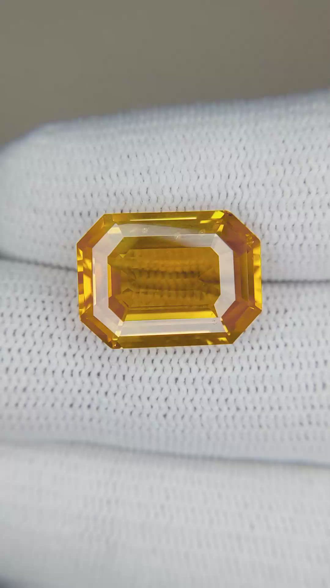 11.69 Ct. Yellowish Orange Sapphire from Ceylon (Sri Lanka) Size Video