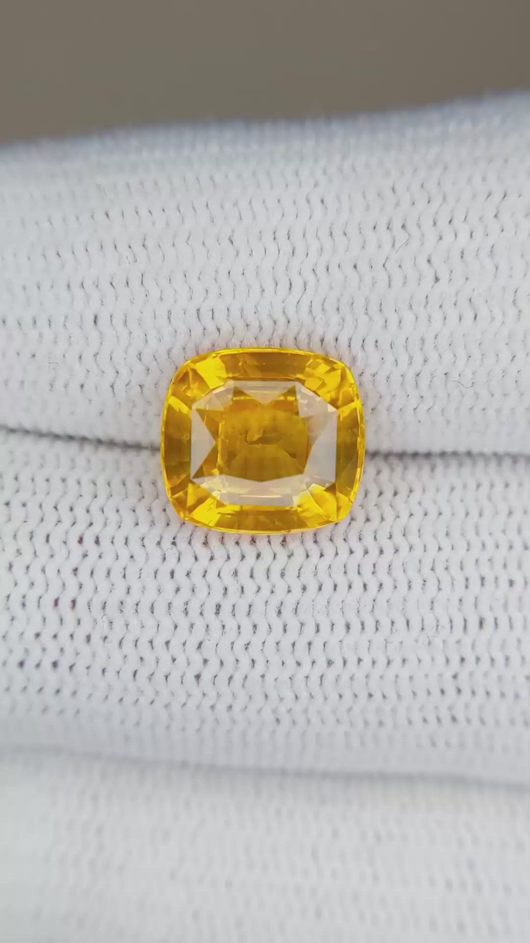 4.60 Ct. Orangish Yellow Sapphire from Ceylon (Sri Lanka) Size Video