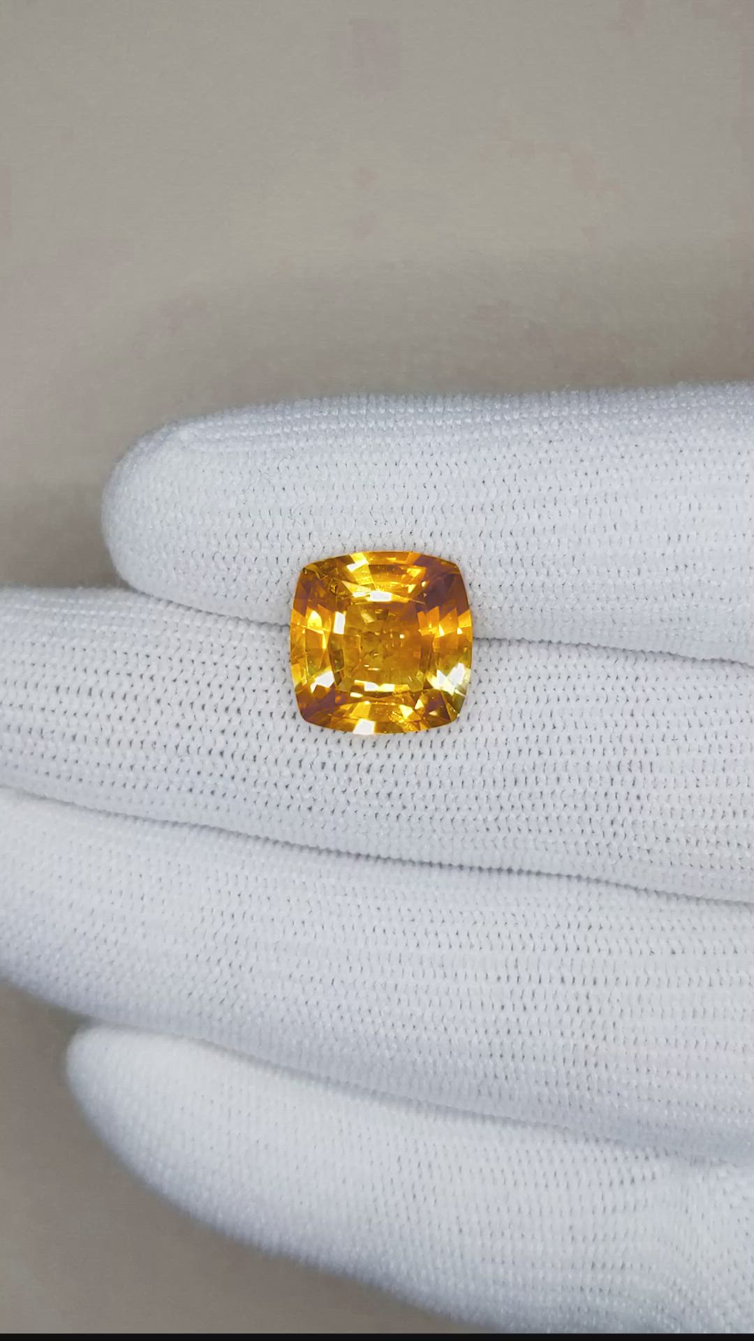 8.10 Ct. Yellowish Orange Sapphire from Ceylon (Sri Lanka) Size Video
