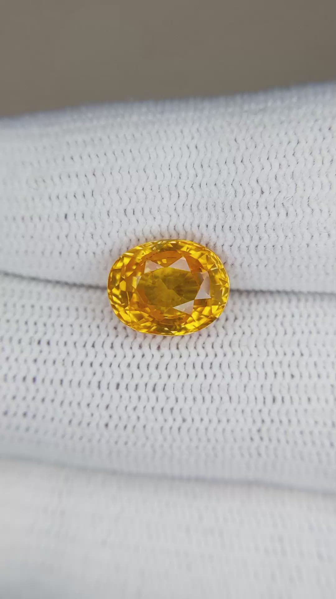 4.08 Ct. Yellowish Orange Sapphire from Ceylon (Sri Lanka) Size Video