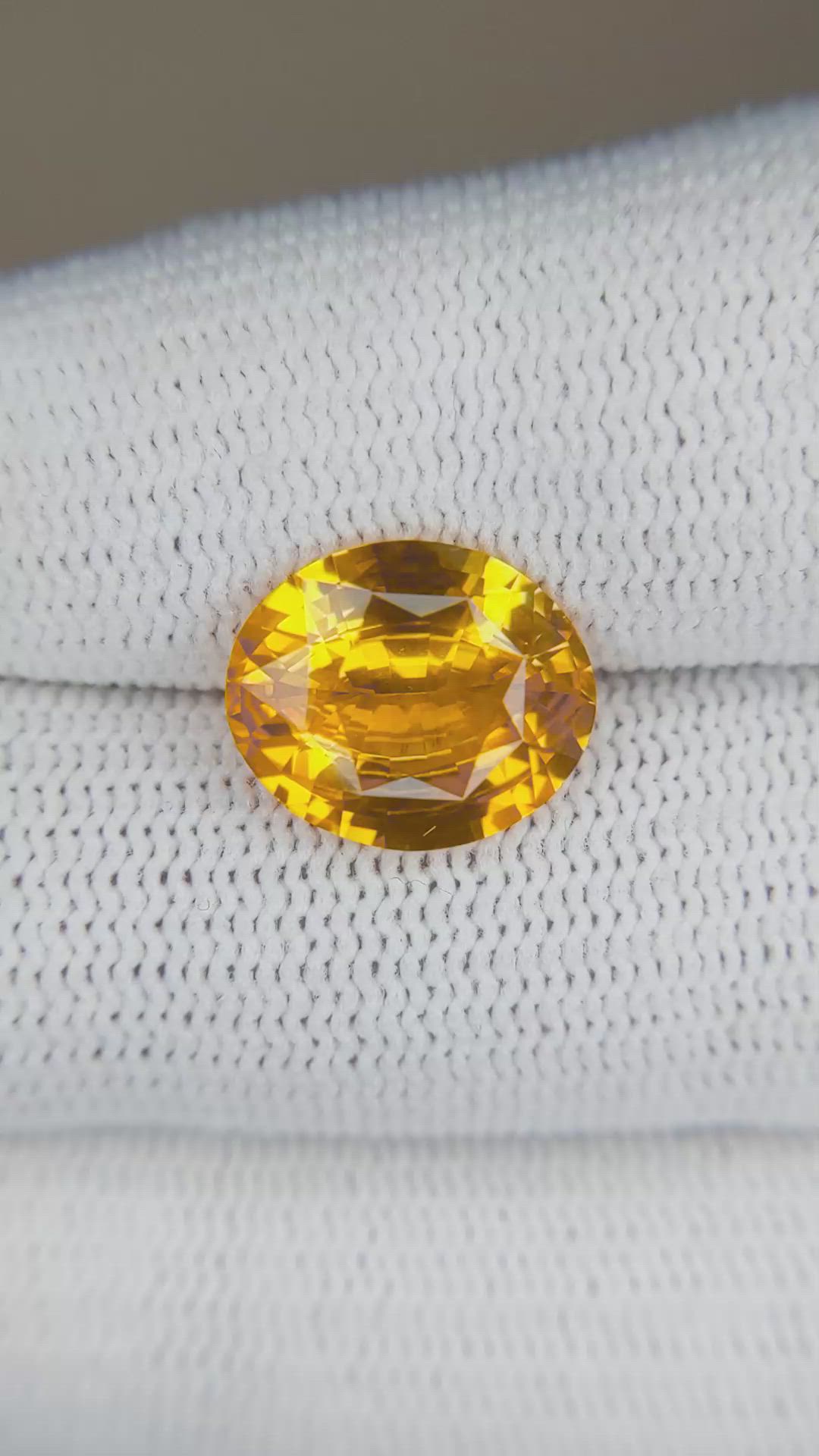 4.61 Ct. Orangish Yellow Sapphire from Ceylon (Sri Lanka) Size Video