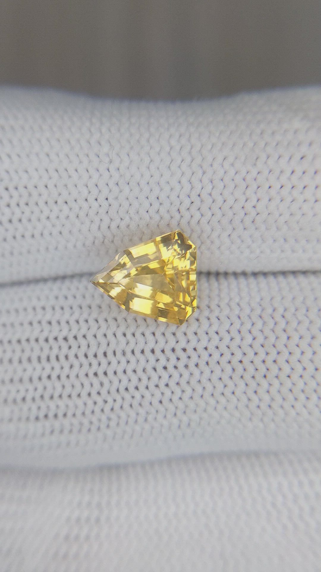 2.97 Ct. Yellow Sapphire from Ceylon (Sri Lanka) Size Video
