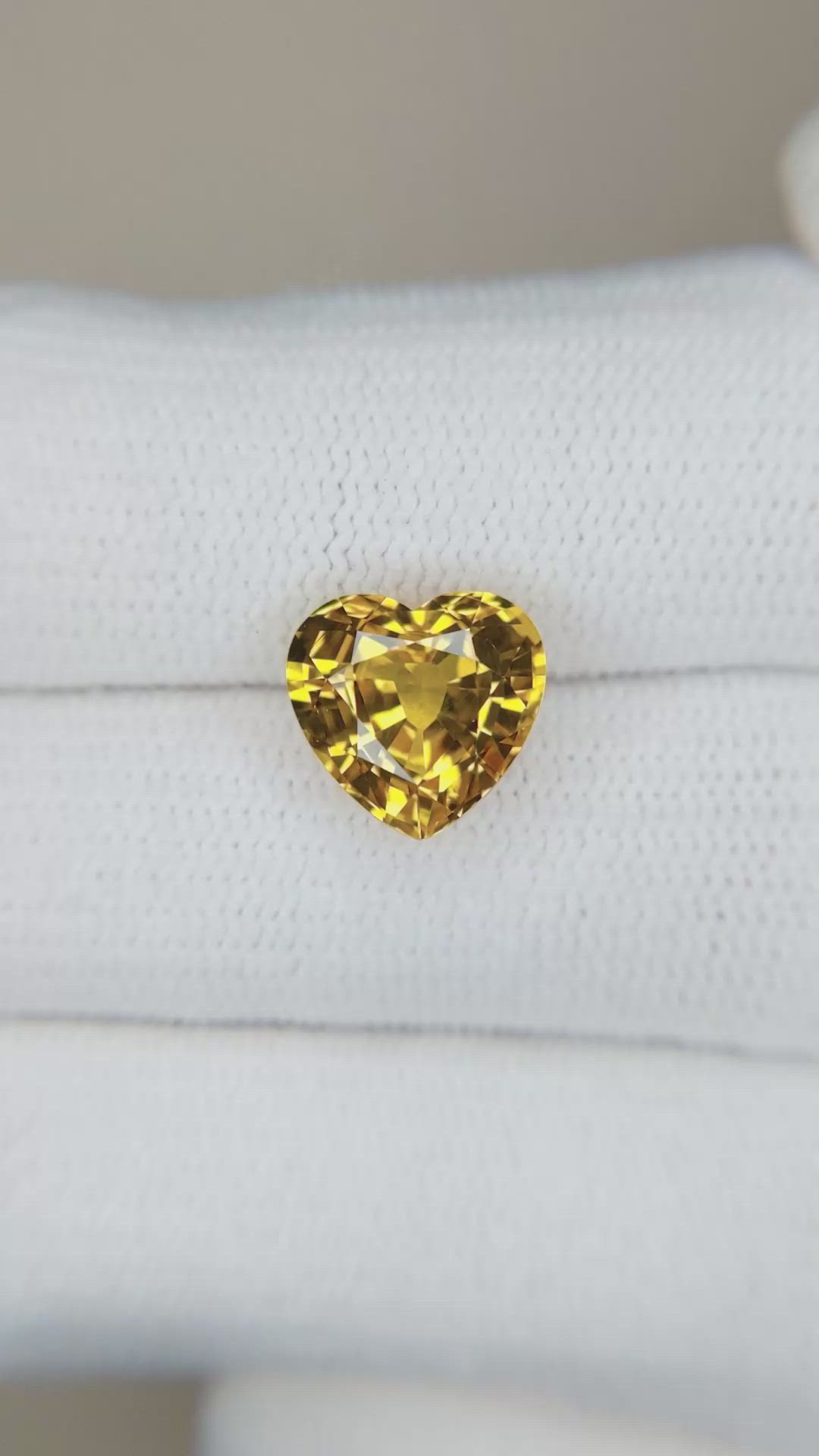 3.85 Ct. Yellowish Orange Sapphire from Ceylon (Sri Lanka) Size Video