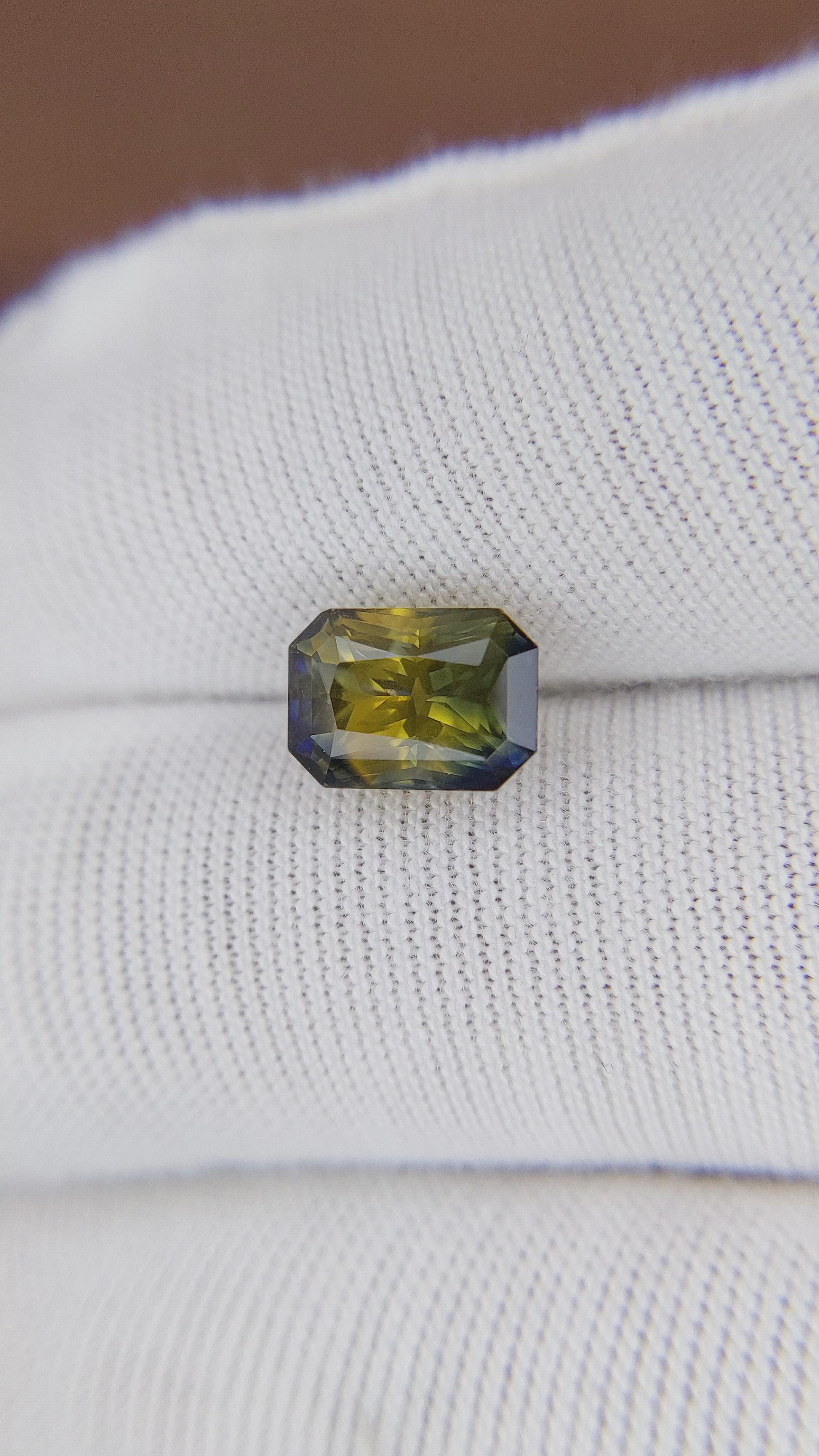 2.86 Ct. Bi Color Sapphire from Ceylon (Sri Lanka) Size Video