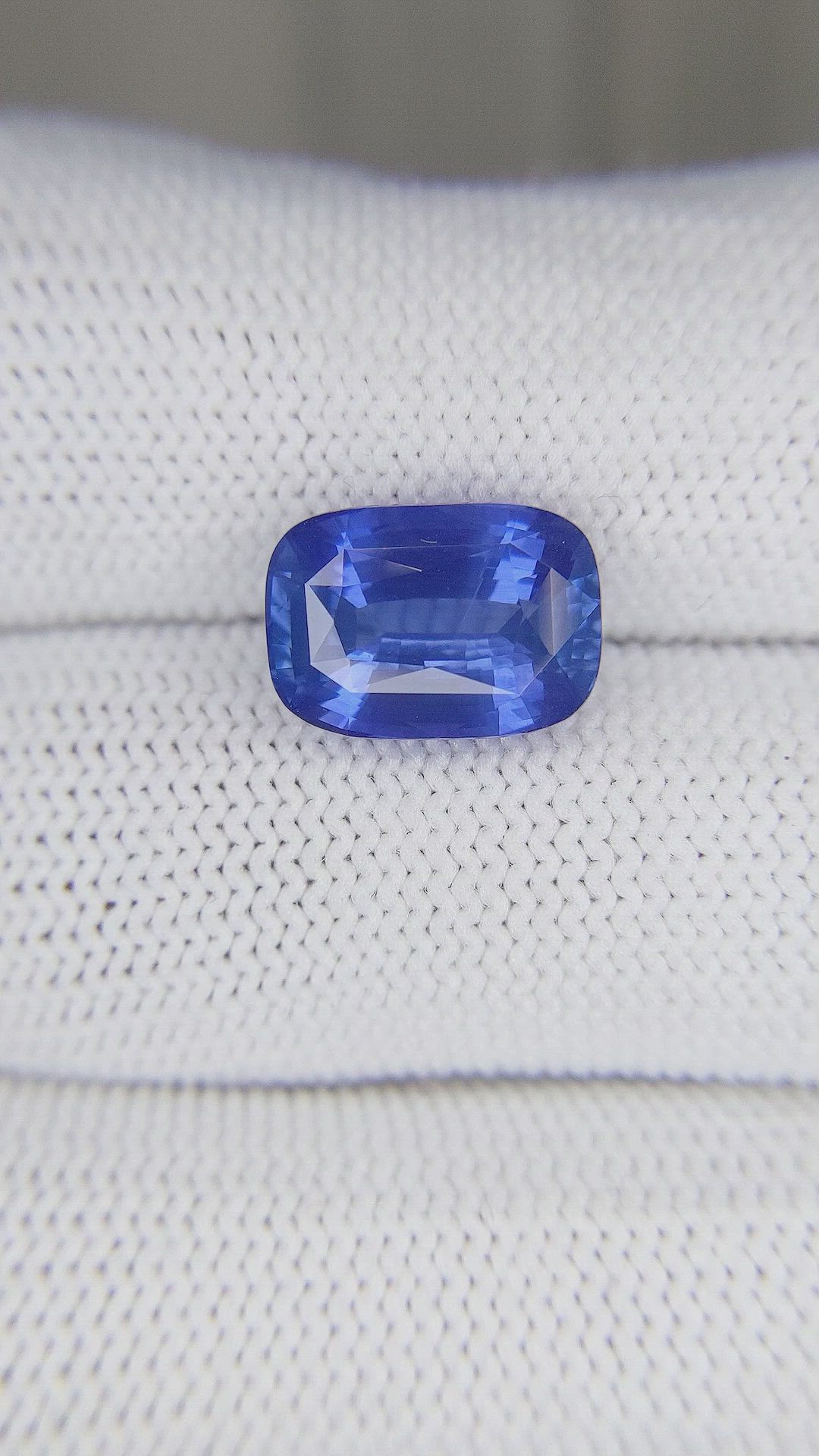 5.56 Ct. Blue Sapphire from Ceylon (Sri Lanka) Size Video