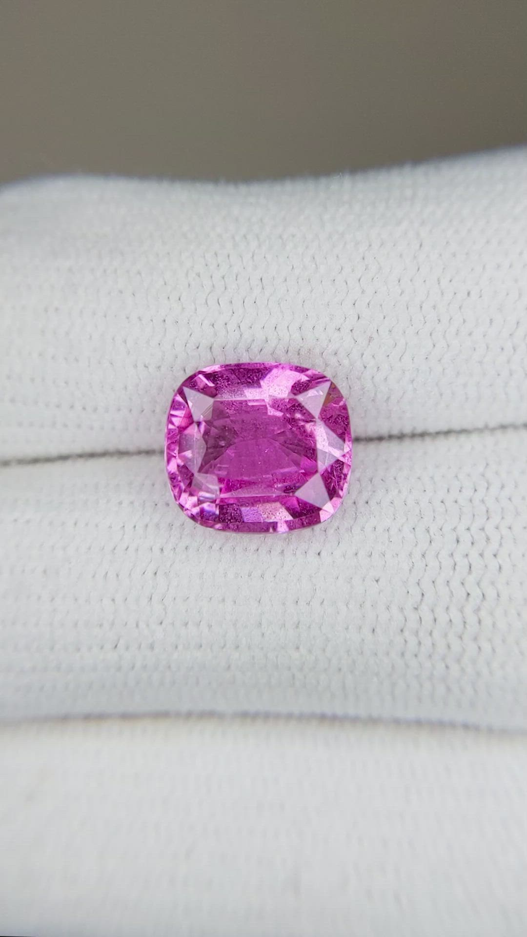 4.03 Ct. Purplish Pink Sapphire from Ceylon (Sri Lanka) Size Video