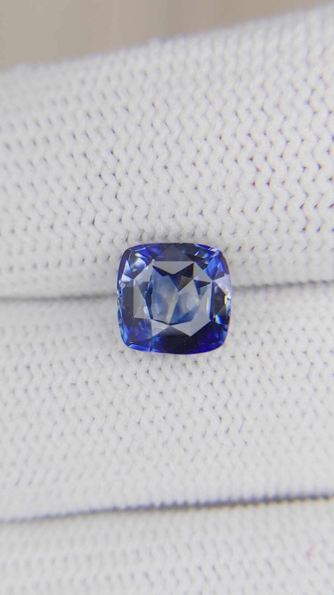 2.97 Ct. Bi Color Sapphire from Ceylon (Sri Lanka) Size Video