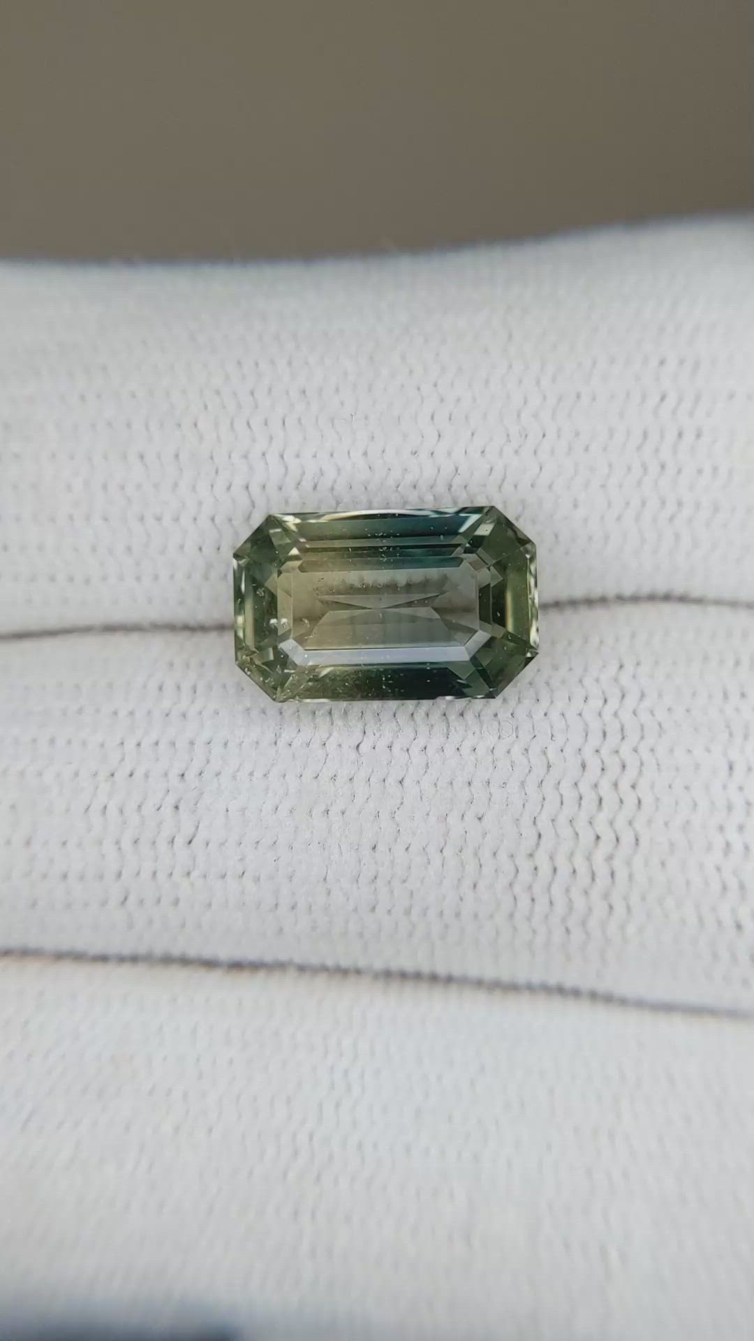 5.02 Ct. Bi Color Sapphire from Ceylon (Sri Lanka) Size Video