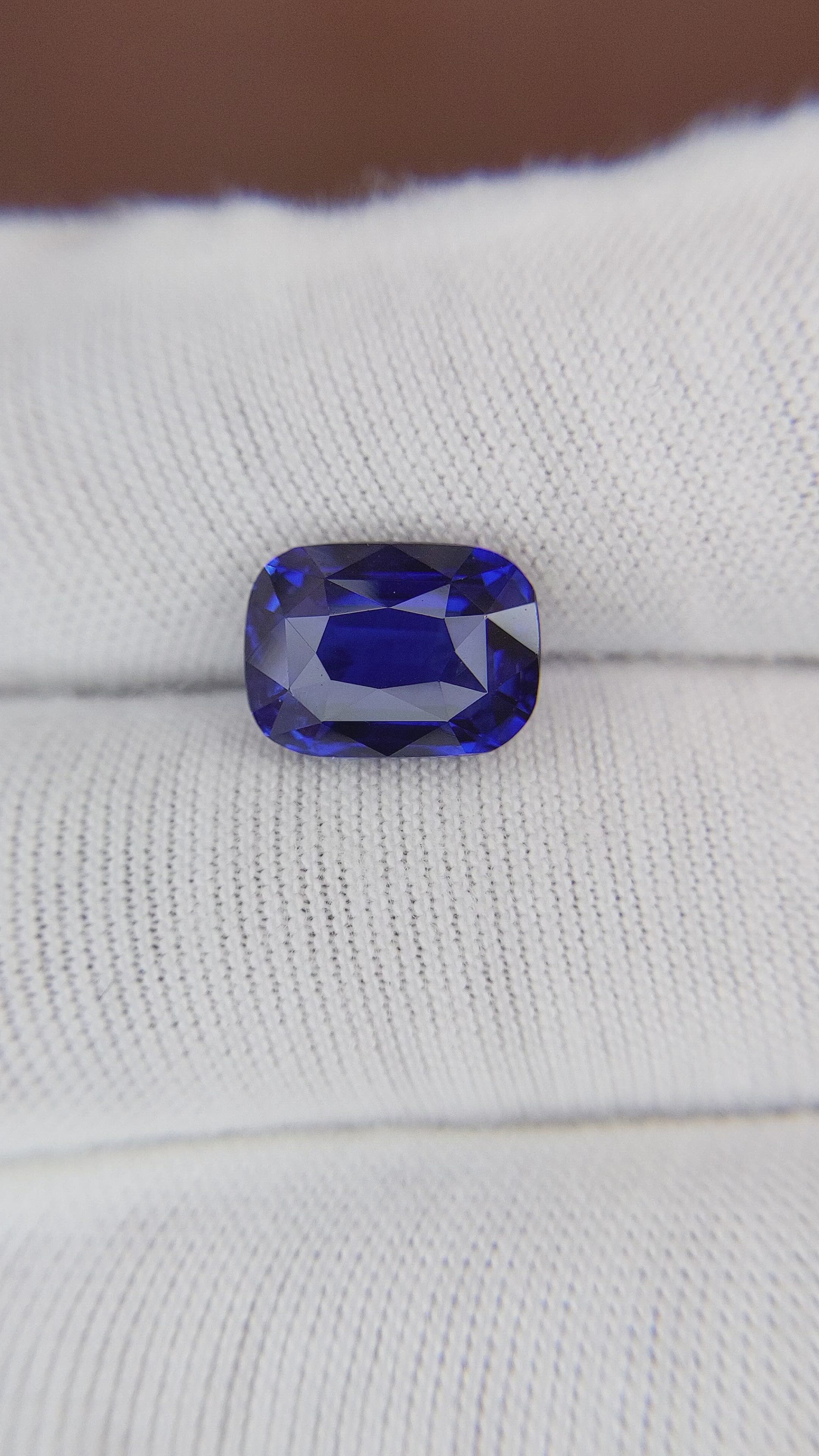 5.01 Ct. Blue Sapphire from Ceylon (Sri Lanka) Size Video