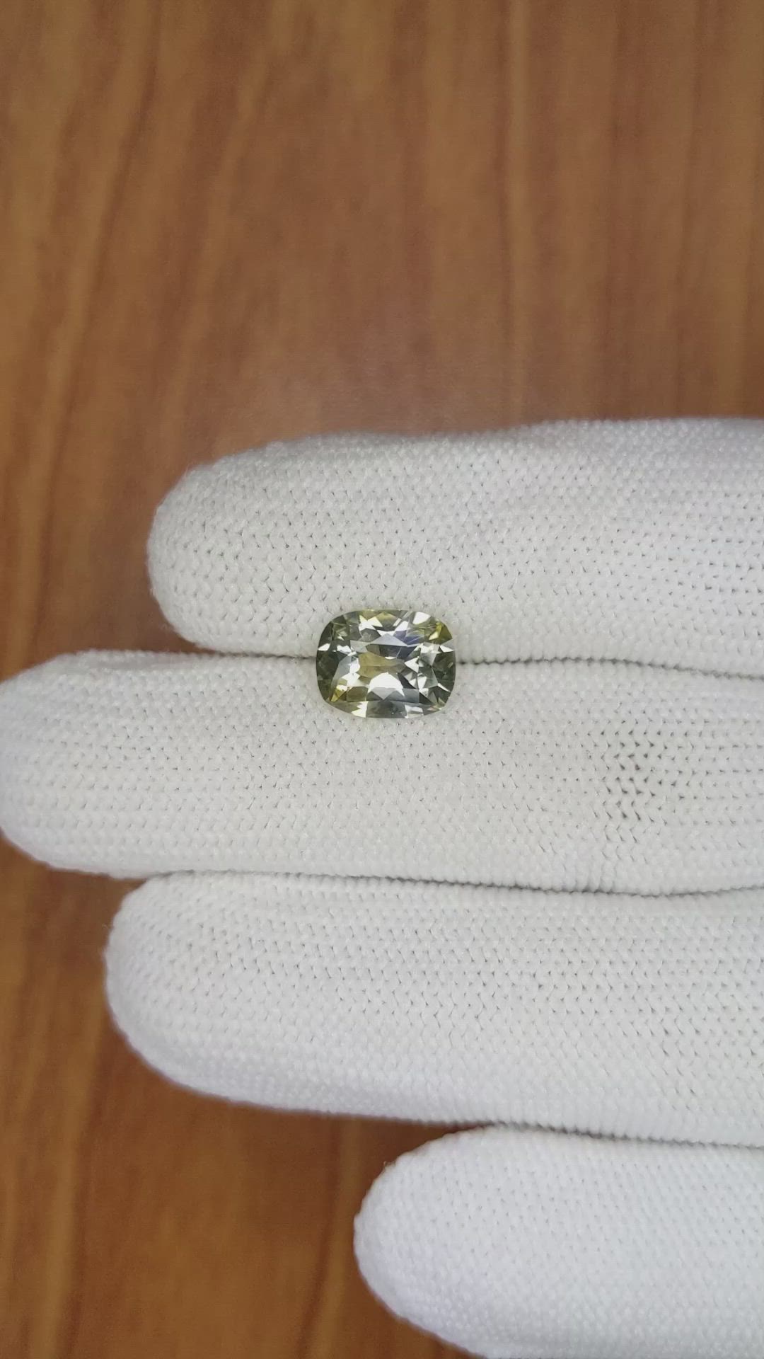 2.29 Ct. Bi Color Sapphire from Ceylon (Sri Lanka) Size Video