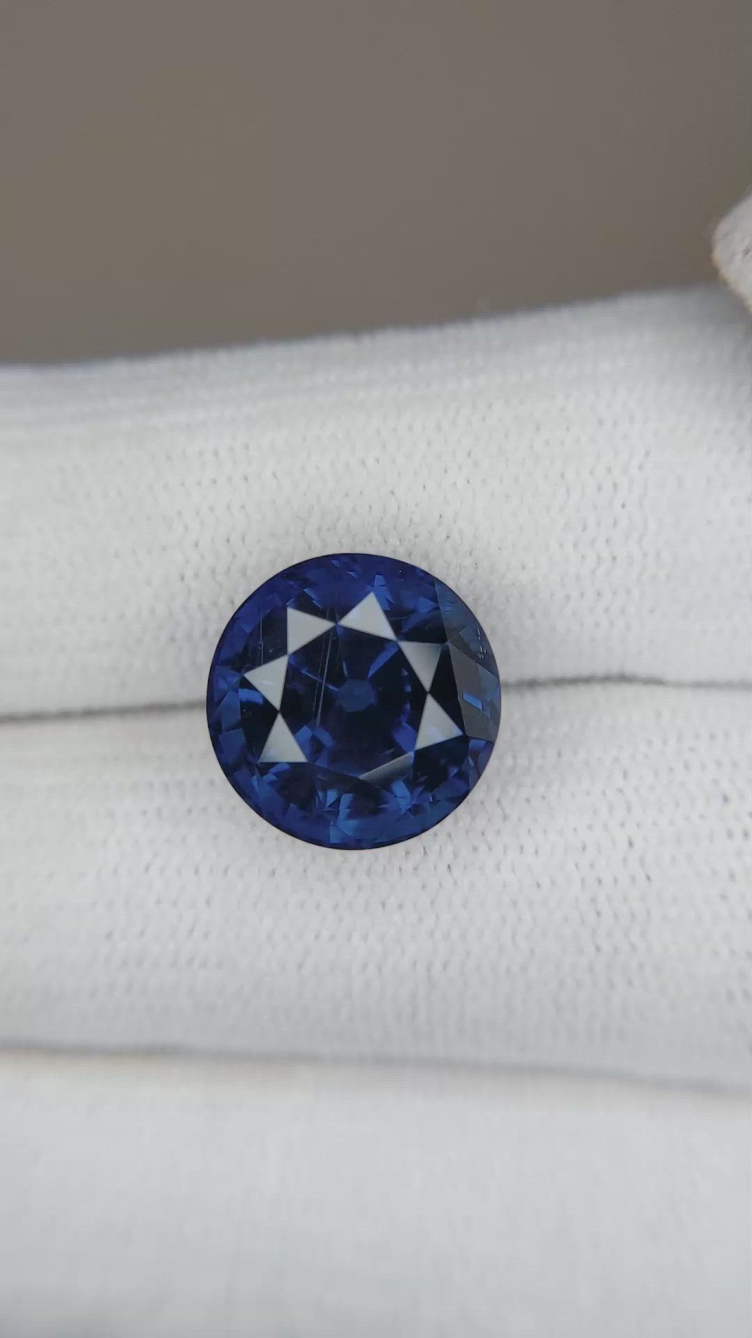 9.47 Ct. Blue Sapphire from Ceylon (Sri Lanka) Size Video