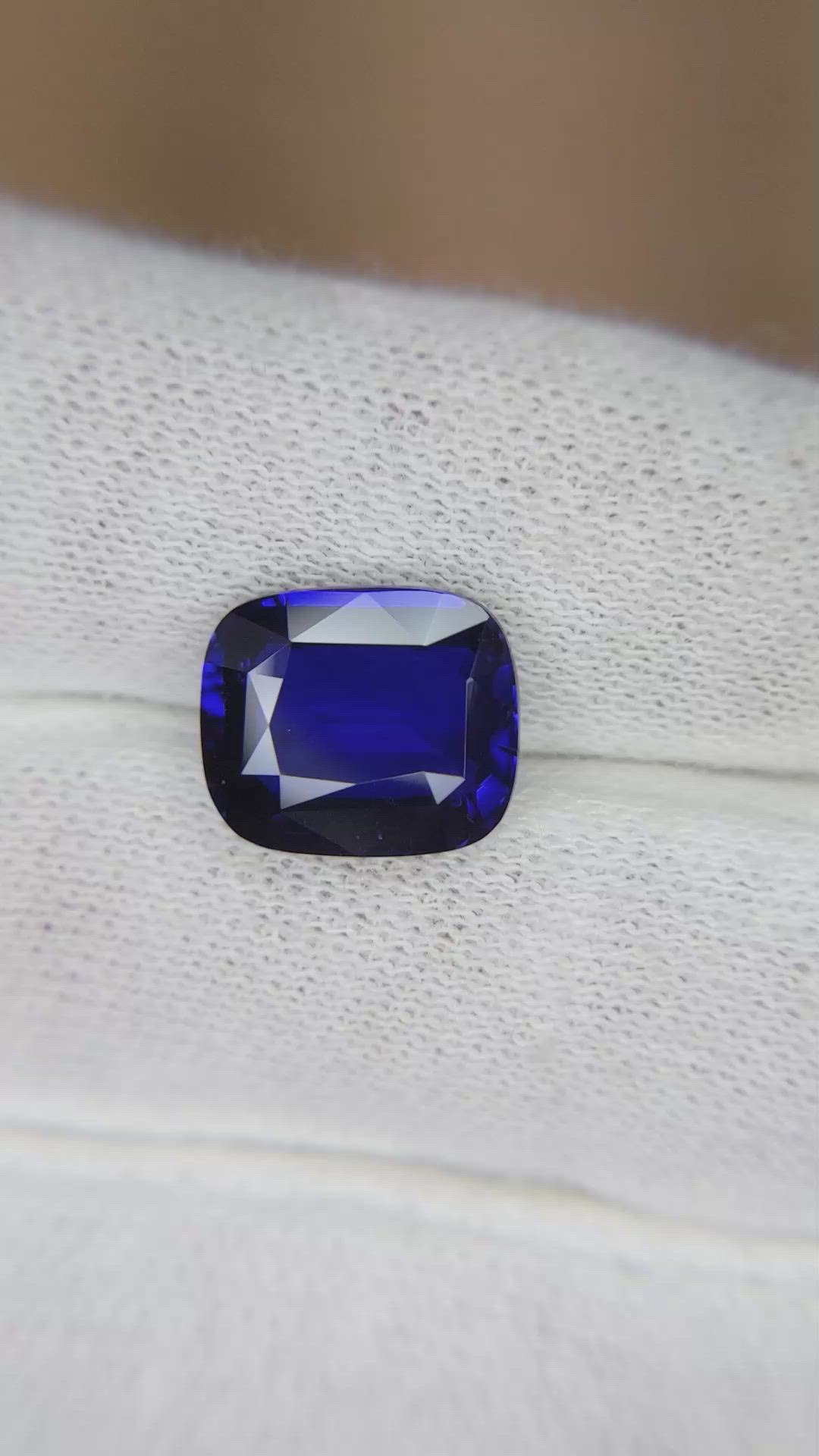 5.05 Ct. Blue Sapphire from Ceylon (Sri Lanka) Size Video