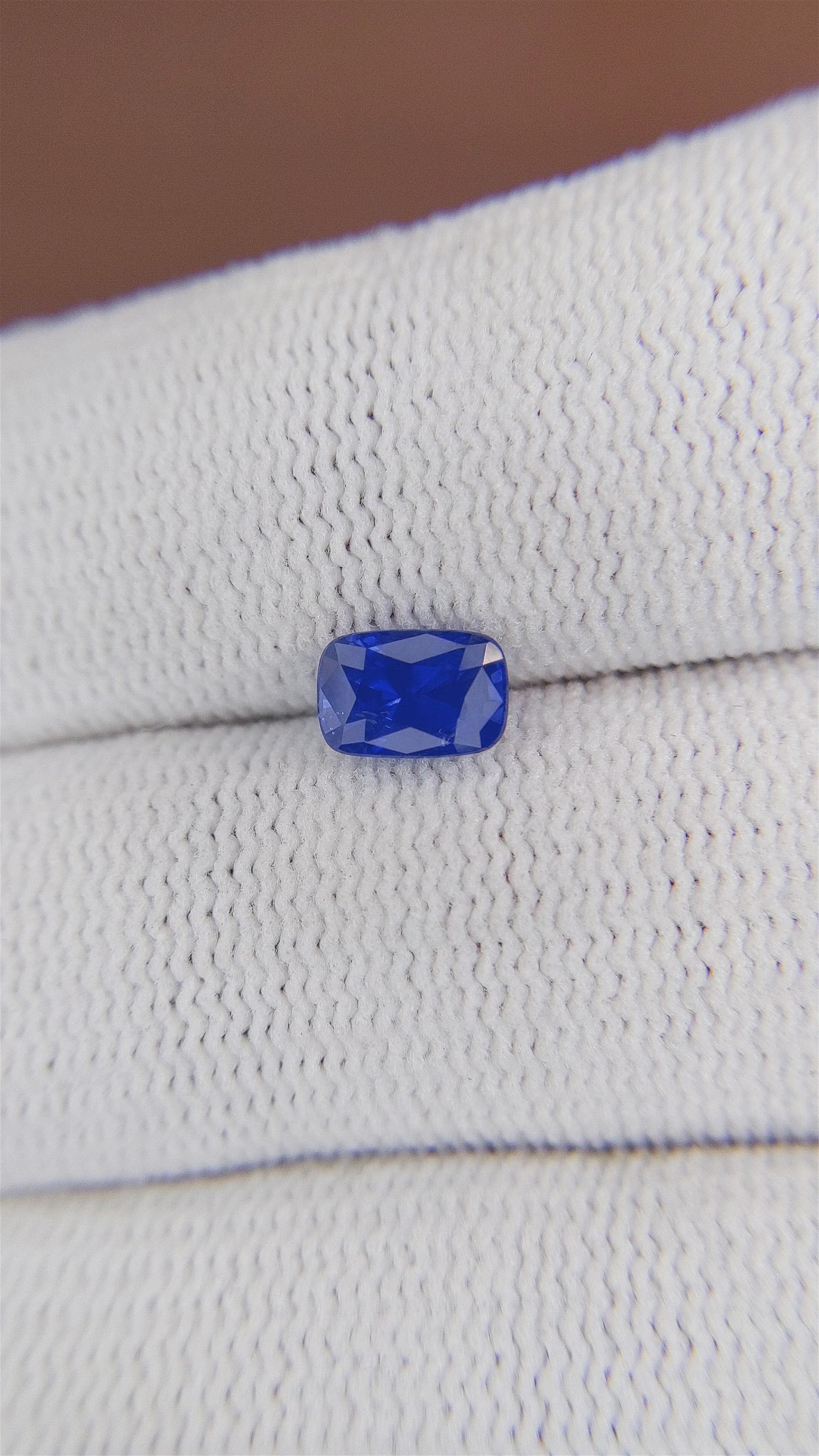 1.03 Ct. Blue Sapphire from Ceylon (Sri Lanka) Size Video