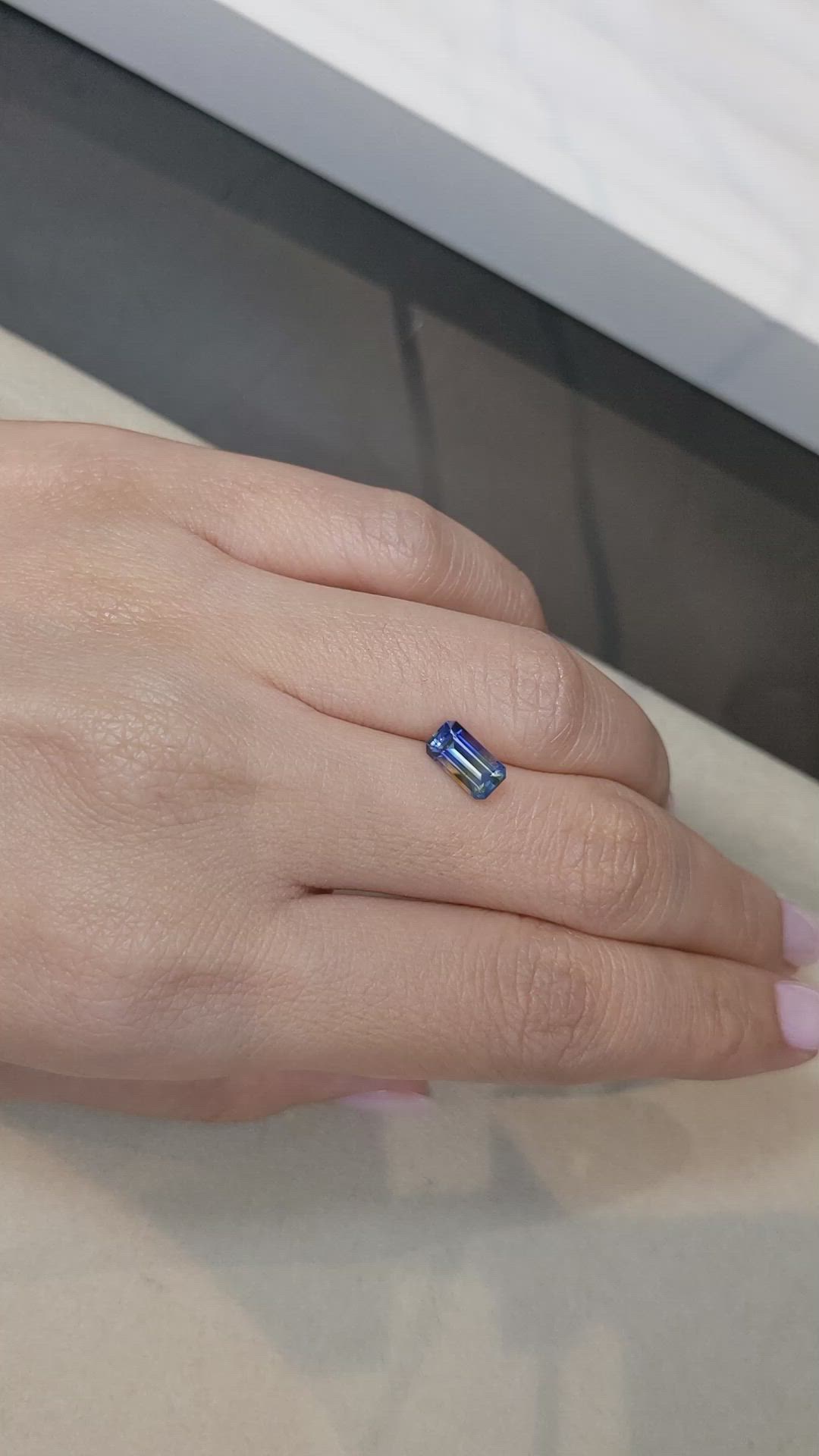 1.42 Ct. Bi Color Sapphire from Ceylon (Sri Lanka) Size Video