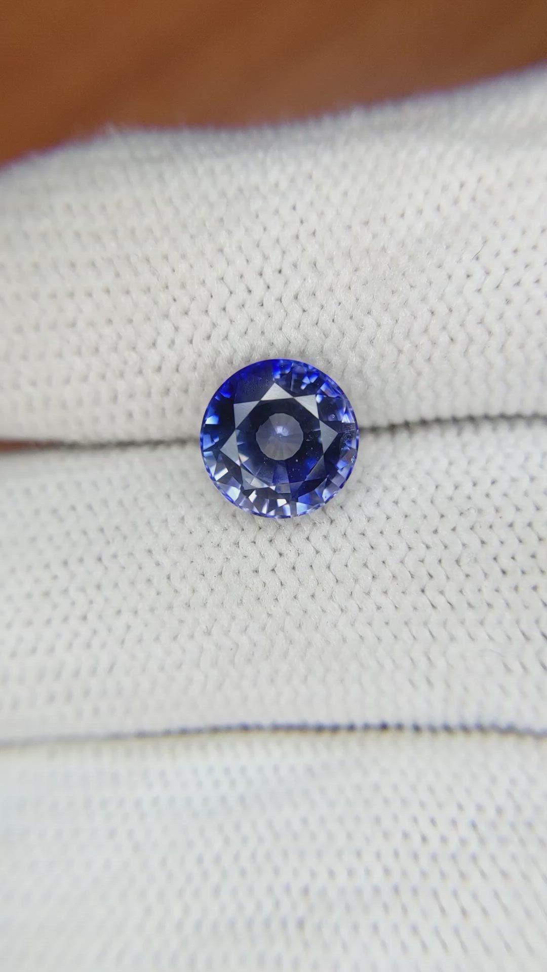 2.88 Ct. Bi Color Sapphire from Ceylon (Sri Lanka) Size Video