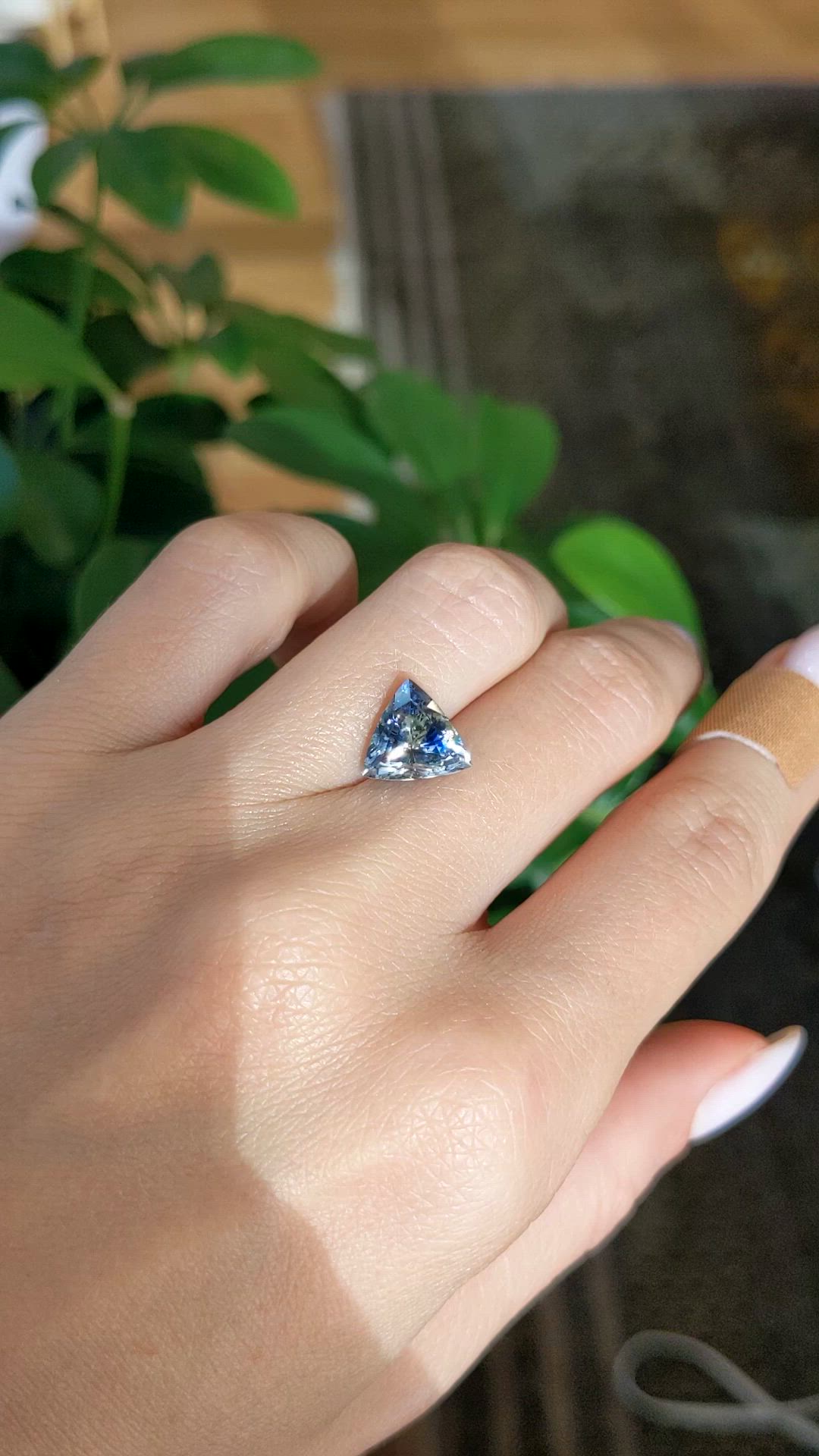 4.10 Ct. Bi Color Sapphire from Ceylon (Sri Lanka) Size Video